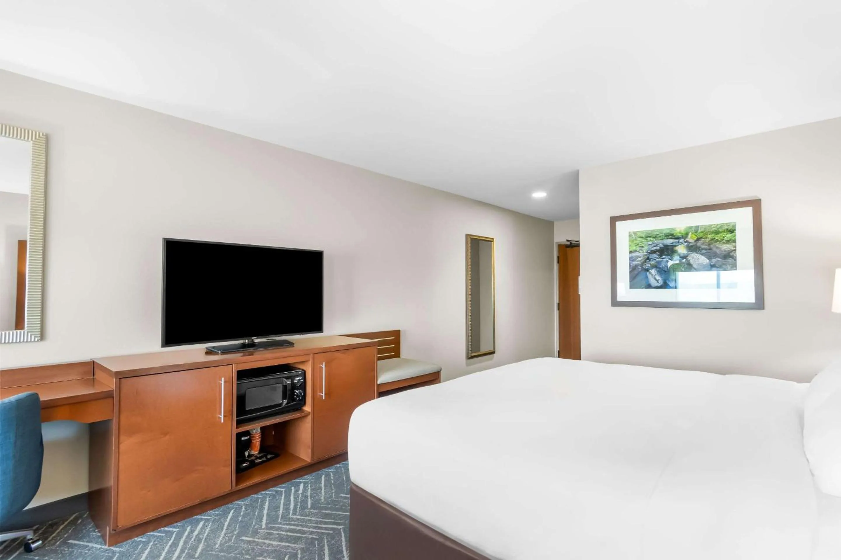 Bedroom, Bed in Comfort Inn & Suites Mountain Iron and Virginia