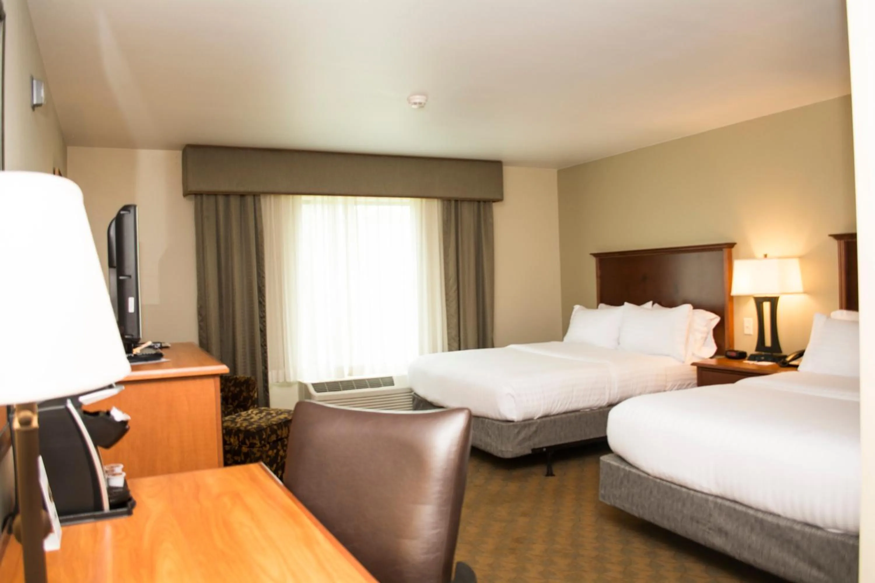 Photo of the whole room, Bed in Holiday Inn Express & Suites - Mason City by IHG
