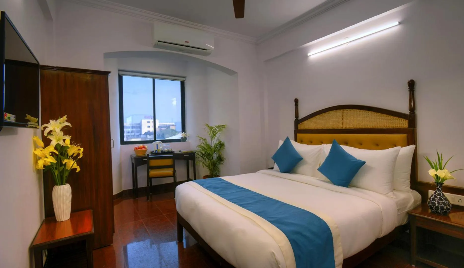 Photo of the whole room, Bed in TreeHouse Neptune Inn