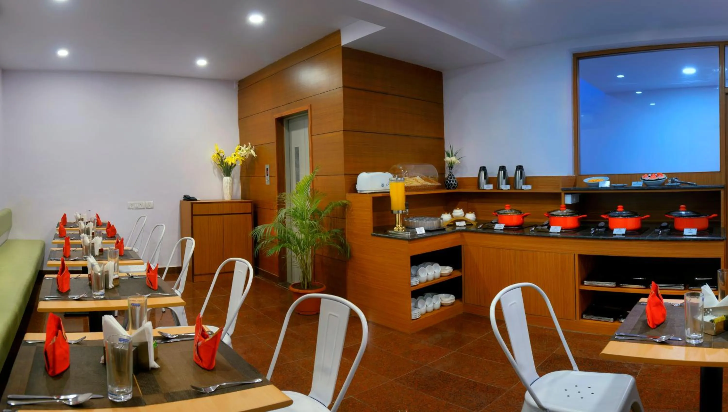 Restaurant/places to eat in TreeHouse Neptune Inn