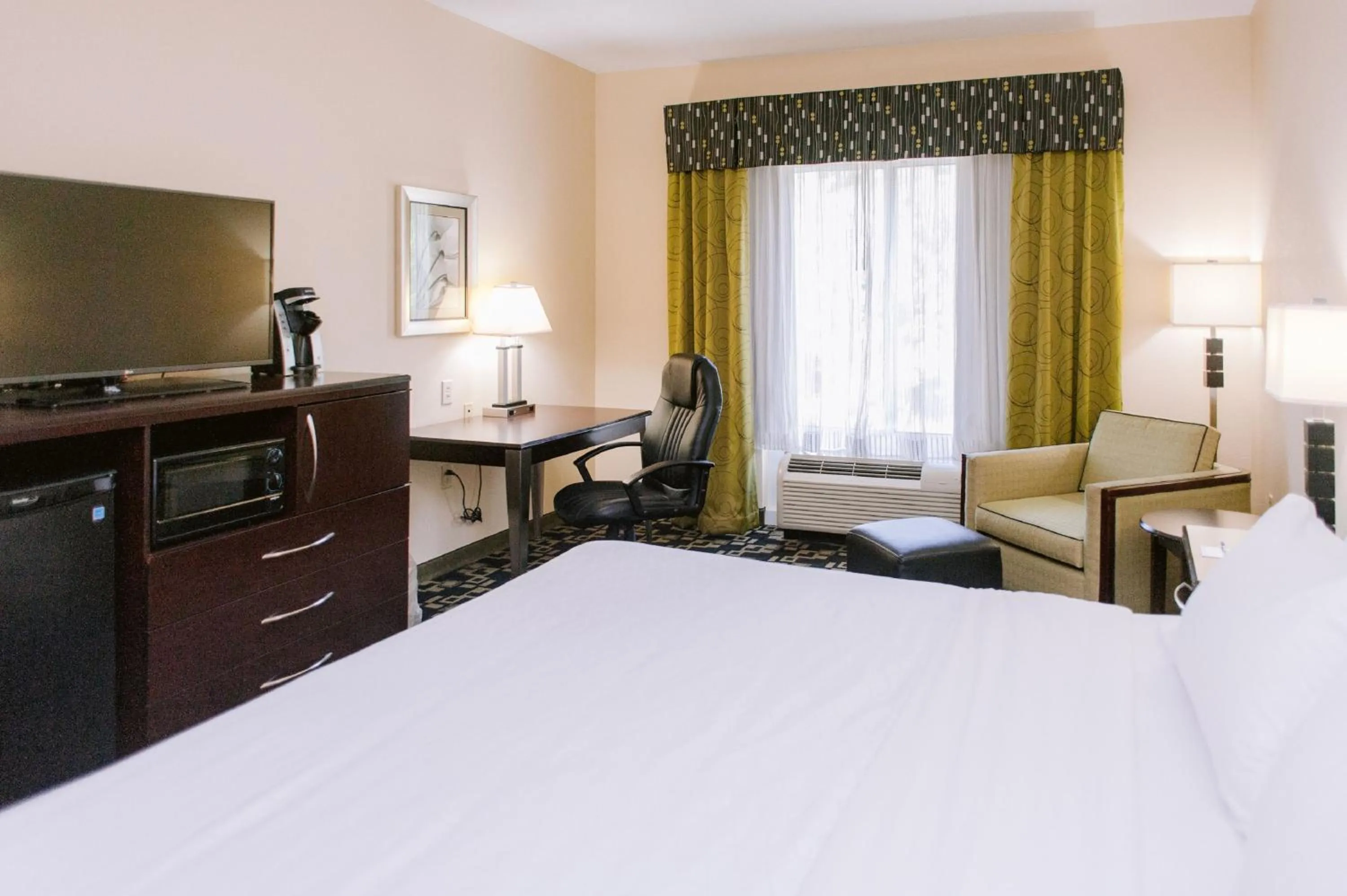 Photo of the whole room, Bed in Holiday Inn Express Hotel Raleigh Southwest by IHG
