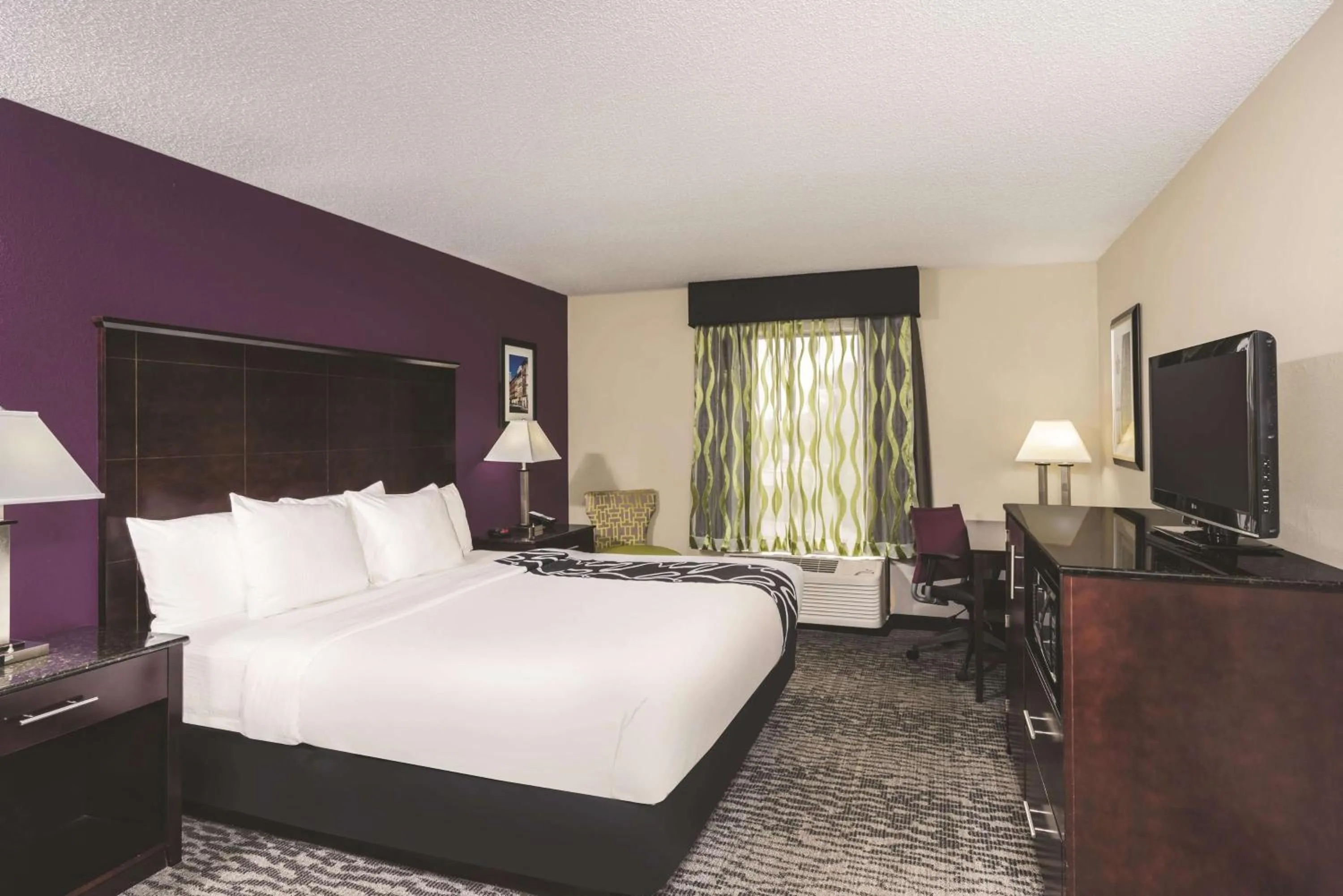 Photo of the whole room, Bed in La Quinta Inn & Suites by Wyndham Louisville East