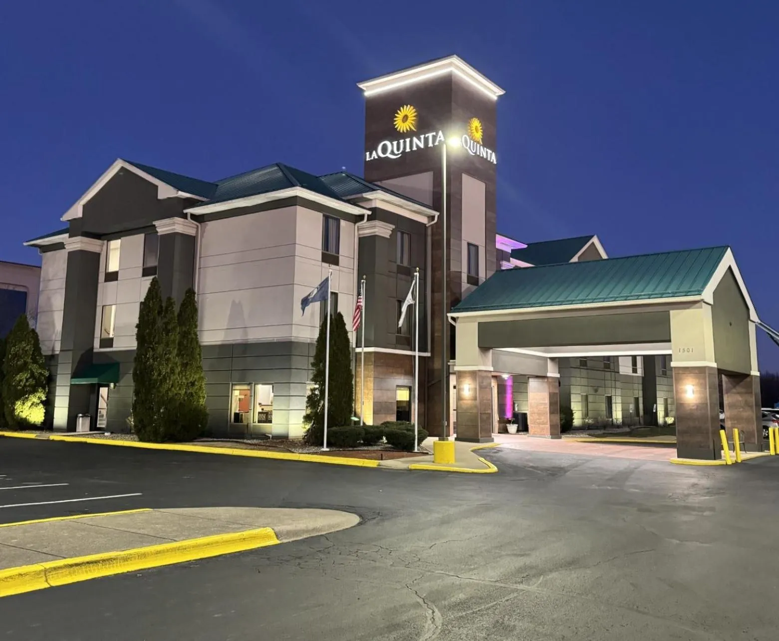 Property building in La Quinta Inn & Suites by Wyndham Louisville East