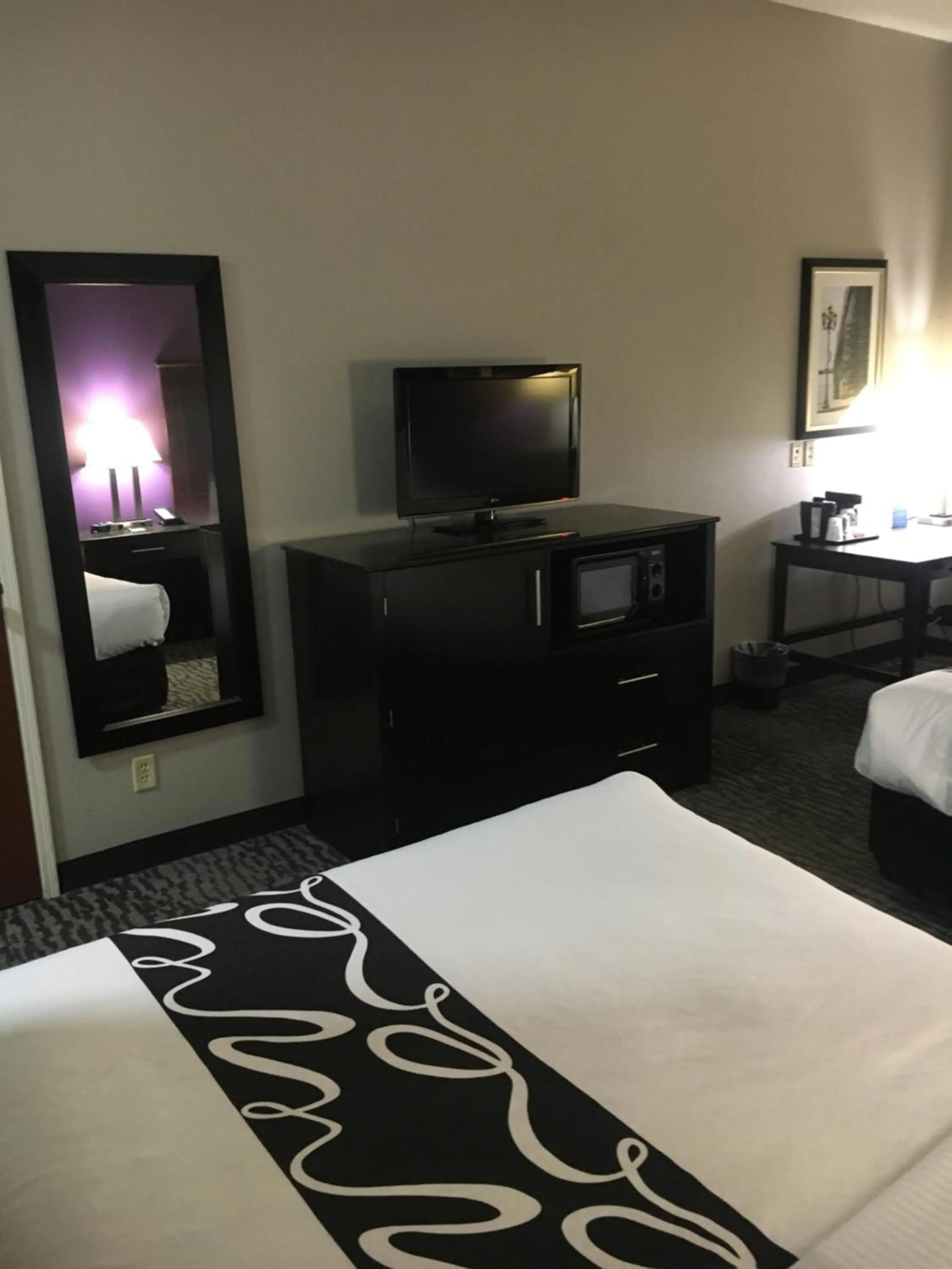 TV and multimedia, Bed in La Quinta Inn & Suites by Wyndham Louisville East