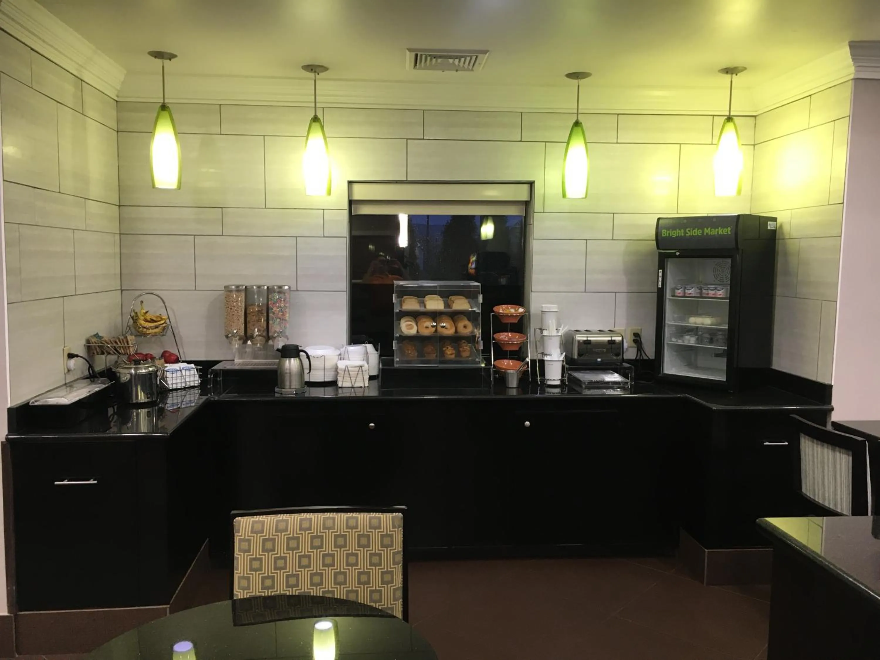 Breakfast in La Quinta Inn & Suites by Wyndham Louisville East