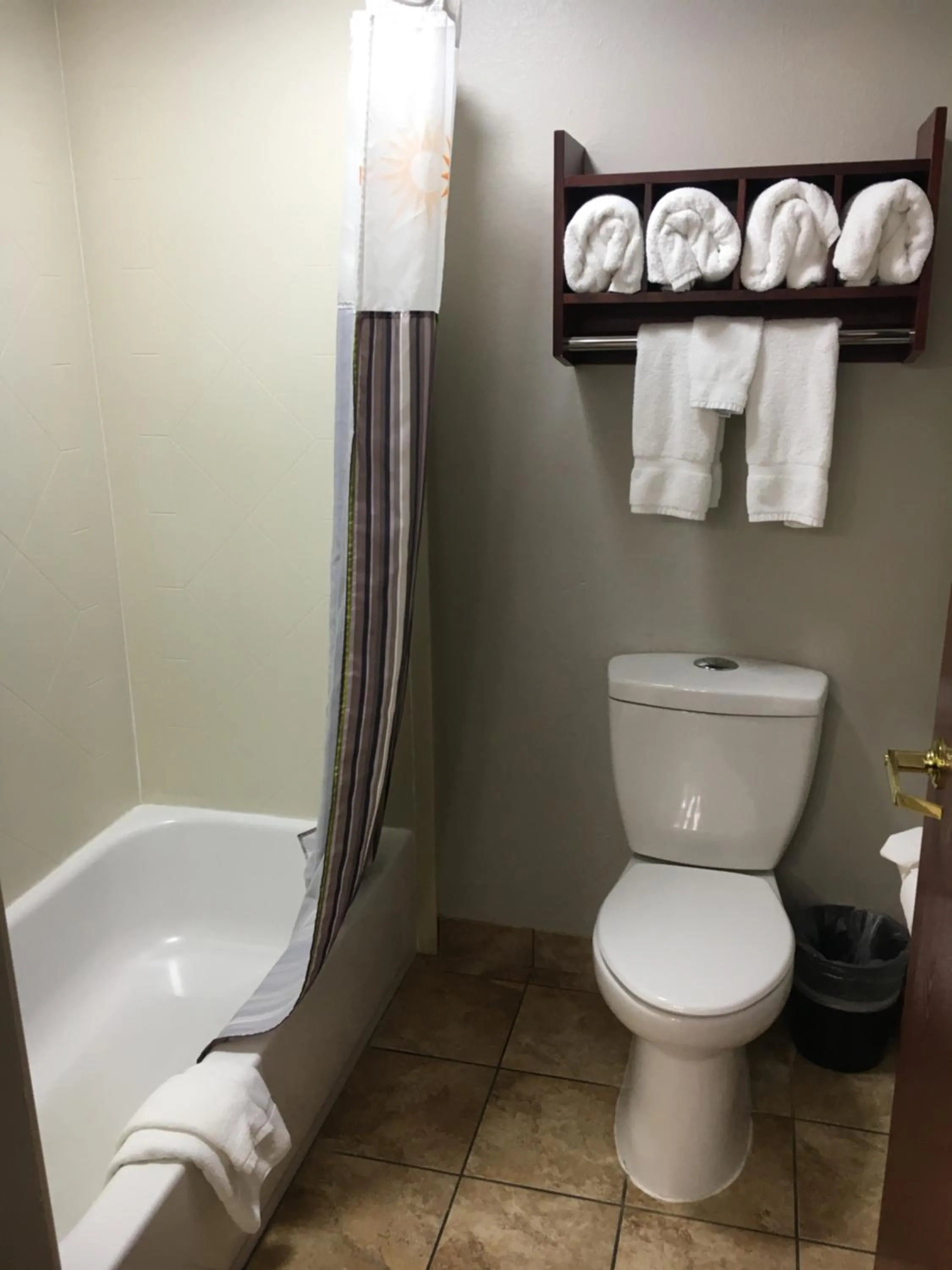 Bathroom in La Quinta Inn & Suites by Wyndham Louisville East