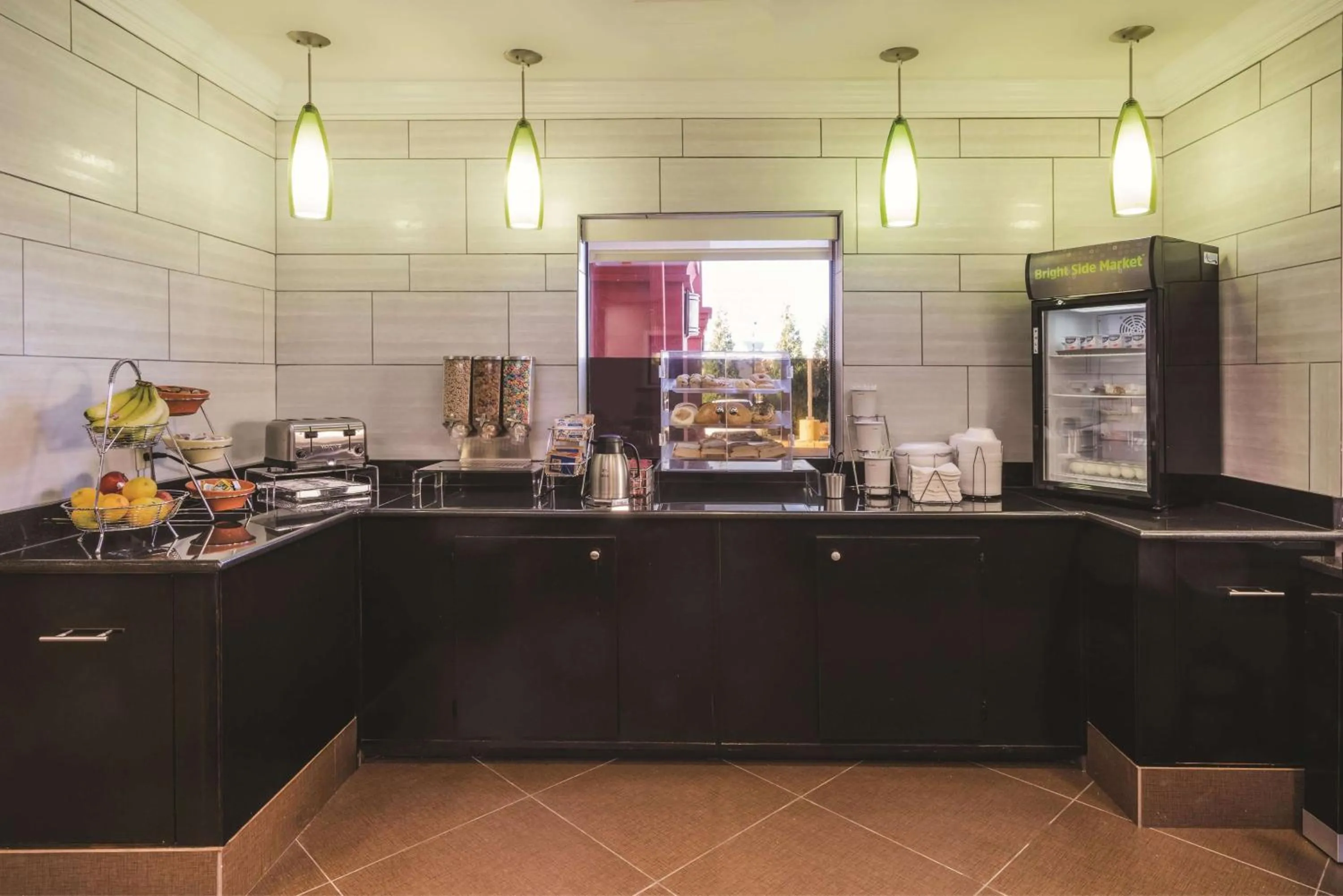 Restaurant/places to eat in La Quinta Inn & Suites by Wyndham Louisville East