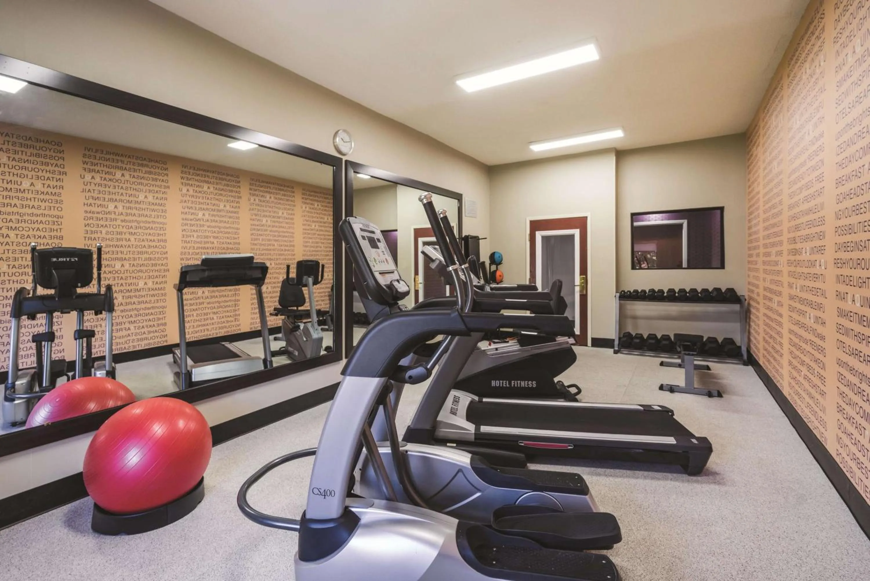 Fitness centre/facilities in La Quinta Inn & Suites by Wyndham Louisville East