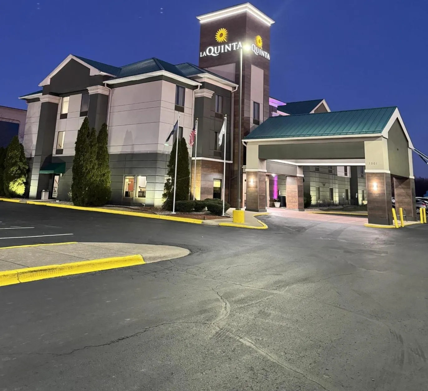 Property building in La Quinta Inn & Suites by Wyndham Louisville East