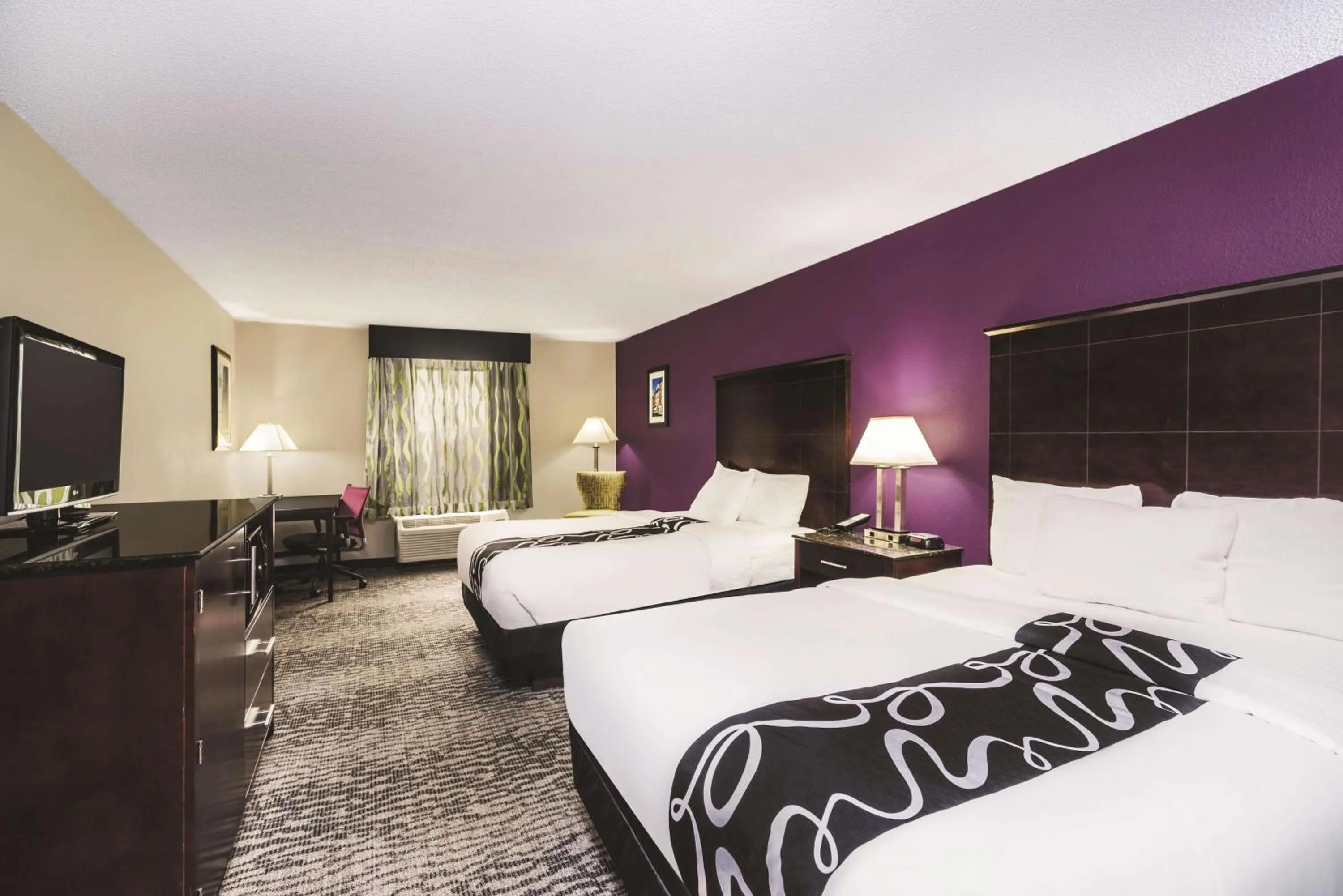 Photo of the whole room, Bed in La Quinta Inn & Suites by Wyndham Louisville East