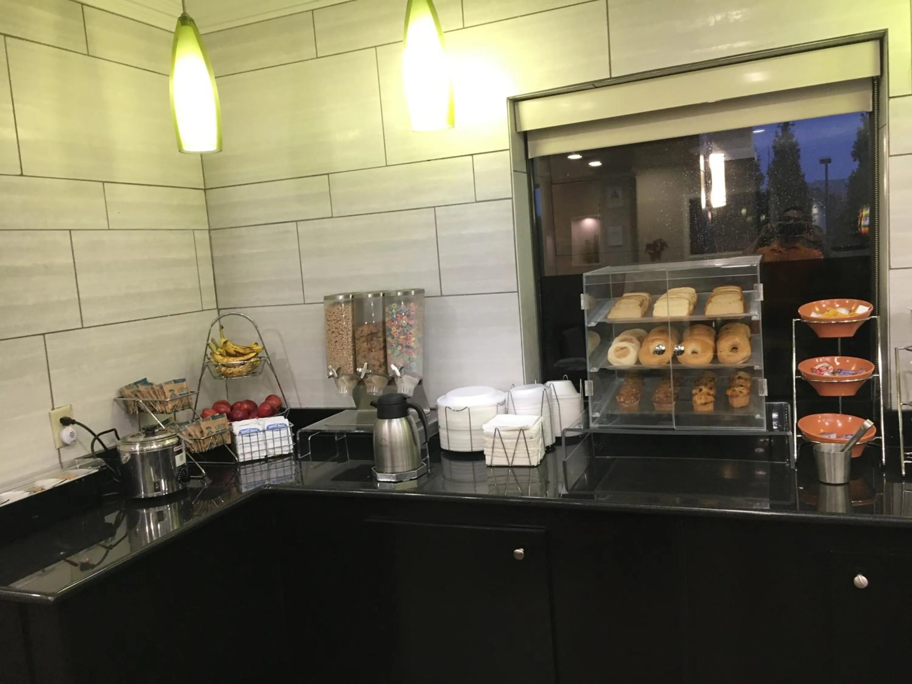Breakfast in La Quinta Inn & Suites by Wyndham Louisville East