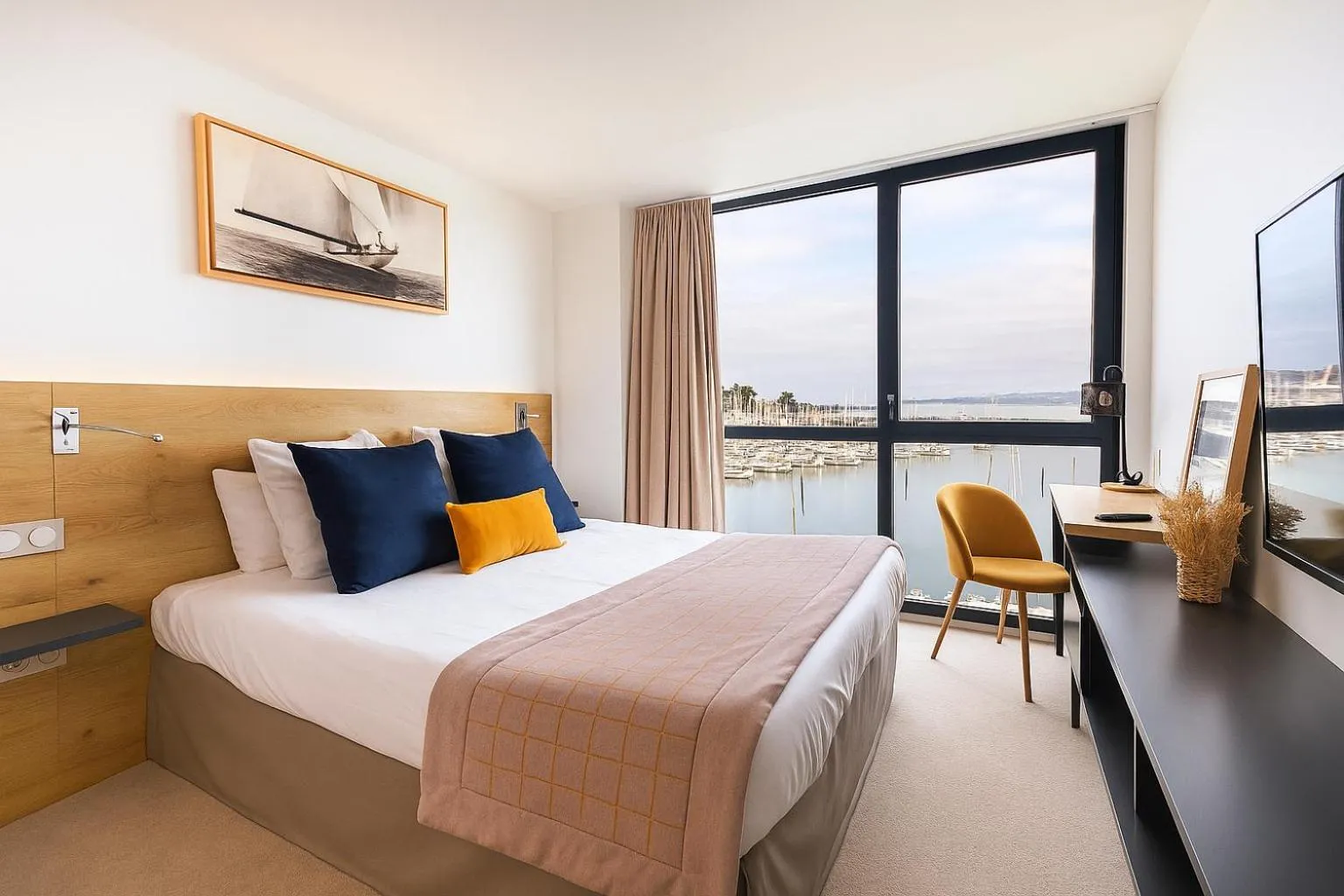 Bed in Le Nautica Hôtel