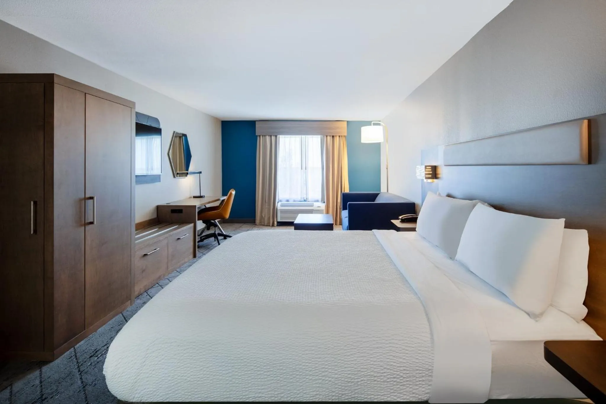 Photo of the whole room, Bed in Holiday Inn Express Turlock by IHG