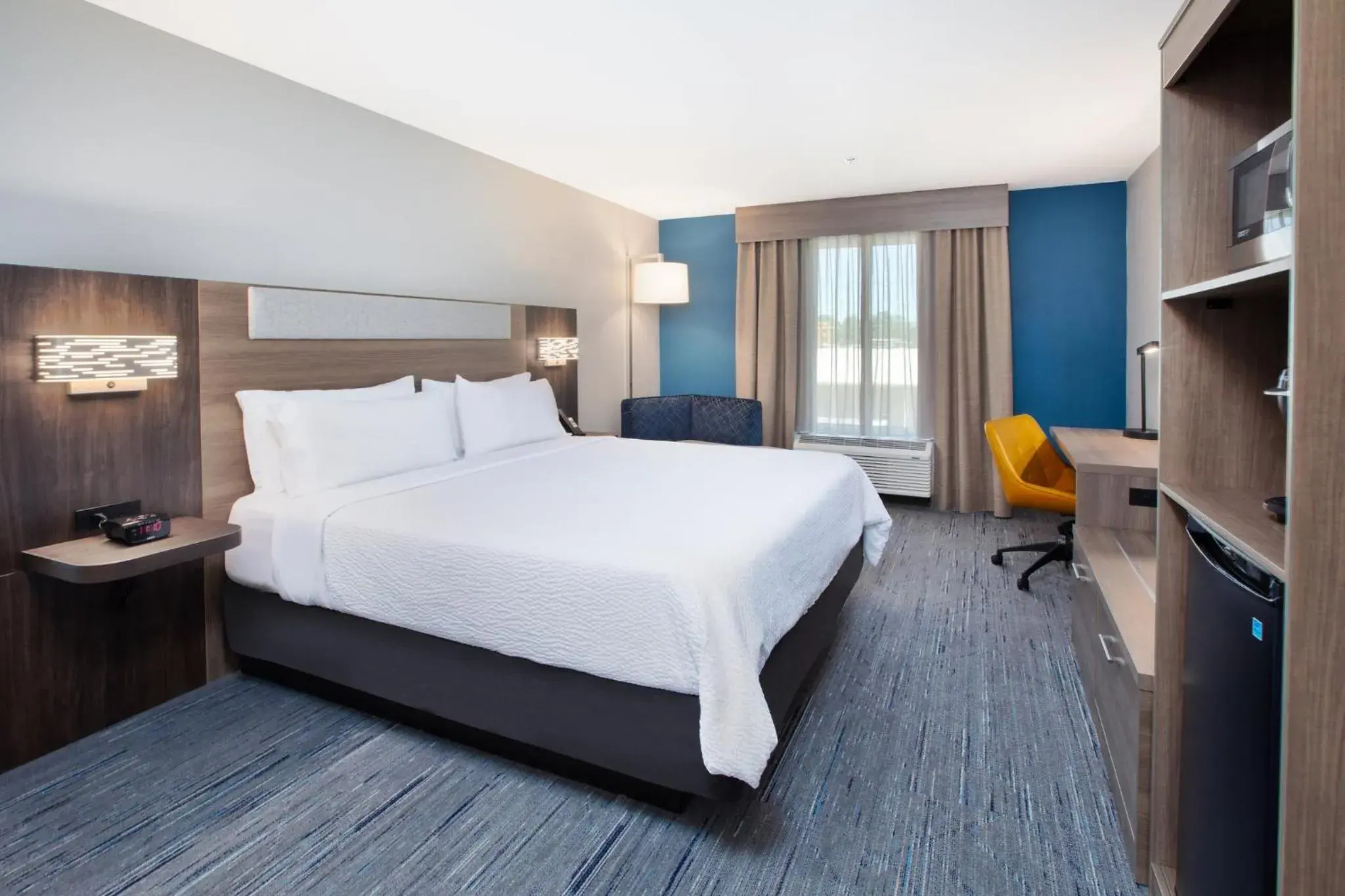 Standard King Room in Holiday Inn Express Turlock by IHG Standard King Room in Holiday Inn Express Turlock by IHG