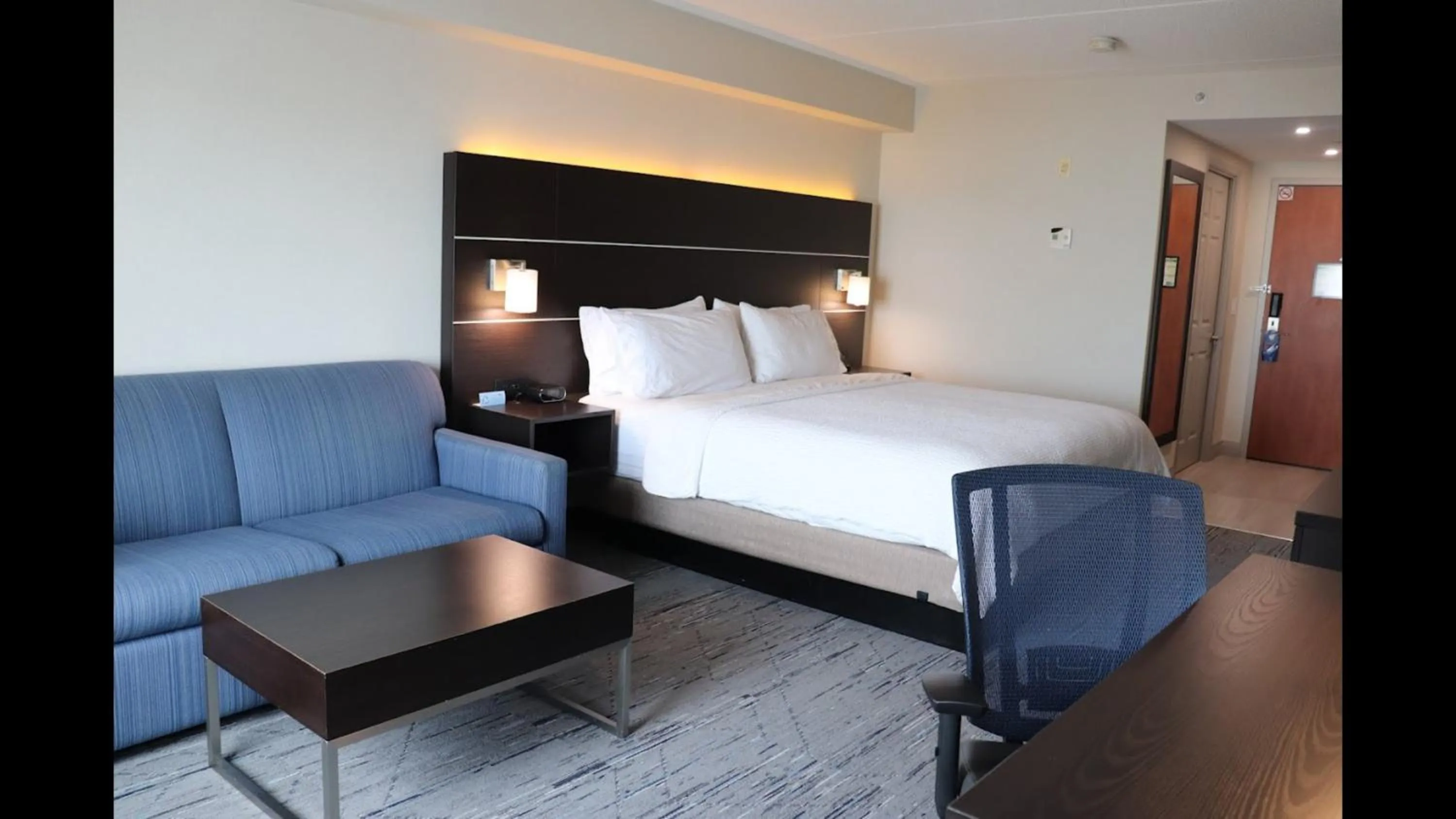 Photo of the whole room, Bed in Holiday Inn Express Brampton by IHG