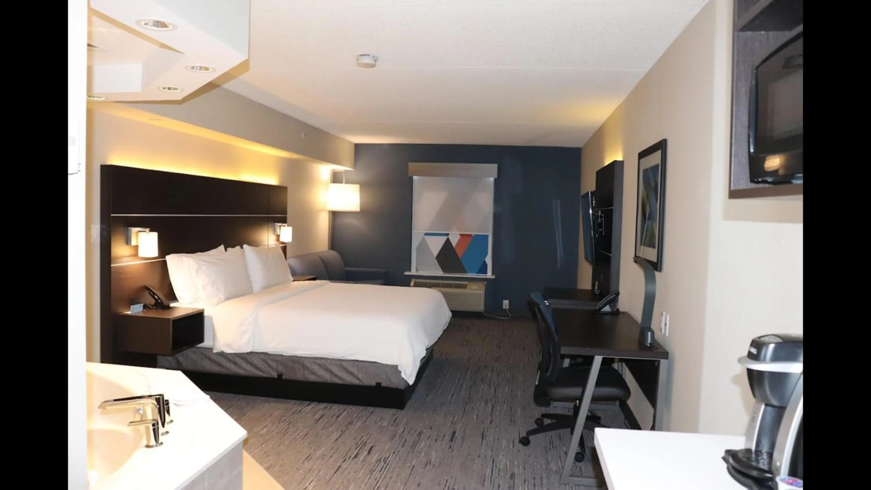 Bed in Holiday Inn Express Brampton by IHG