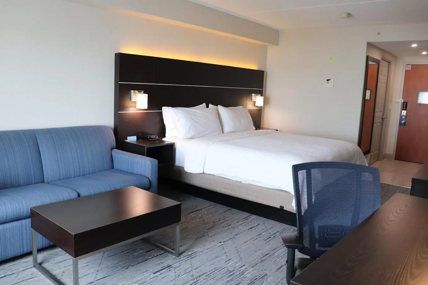 Bed in Holiday Inn Express Brampton by IHG