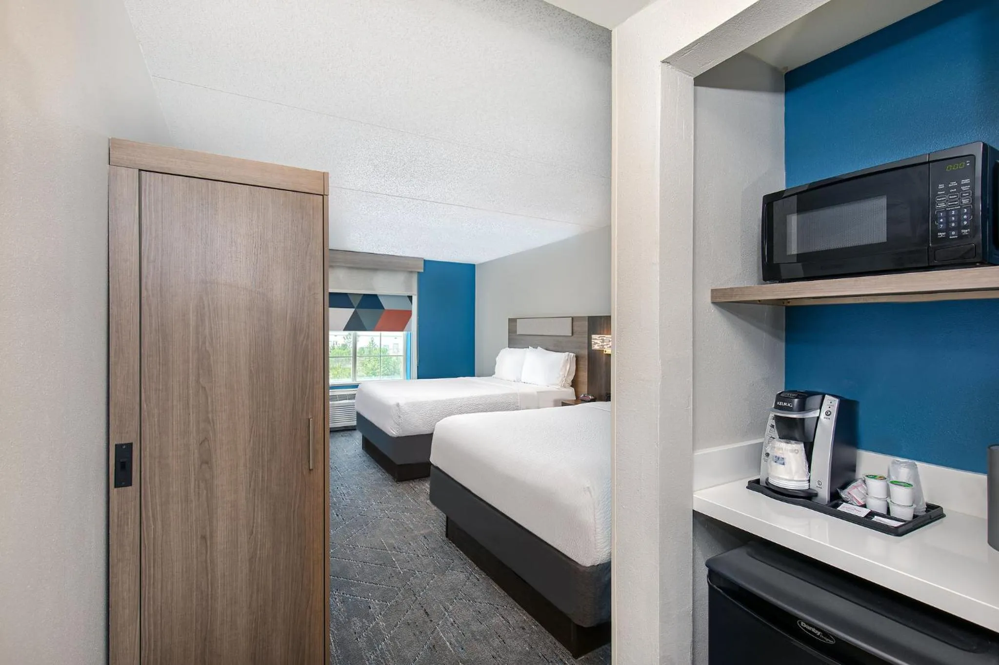 Photo of the whole room, Bed in Holiday Inn Express & Suites Columbus at Northlake by IHG