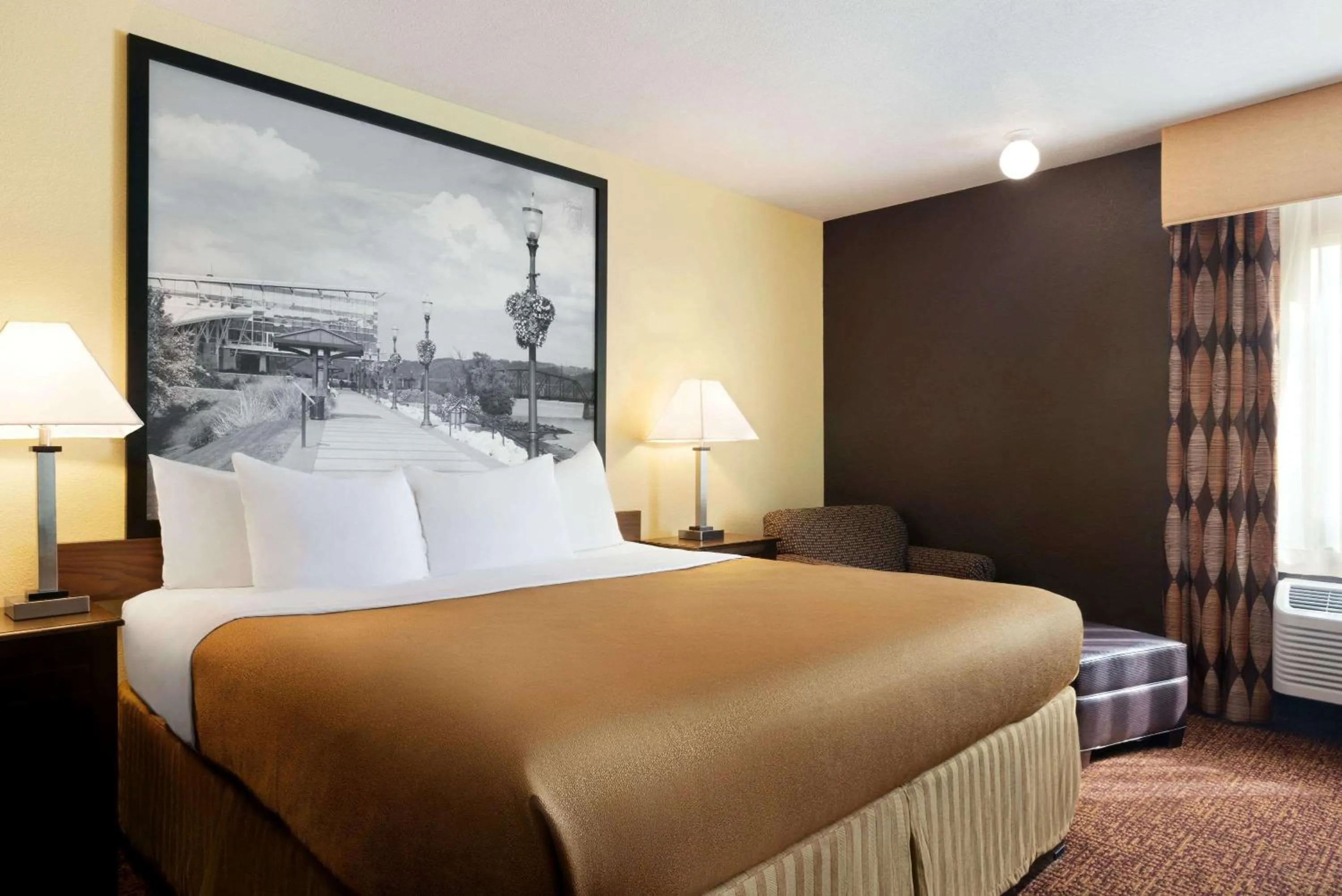 Photo of the whole room, Bed in Super 8 by Wyndham Des Moines