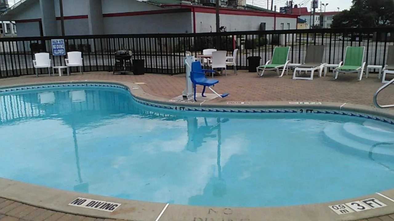 Swimming pool in Comfort Inn & Suites Thomson