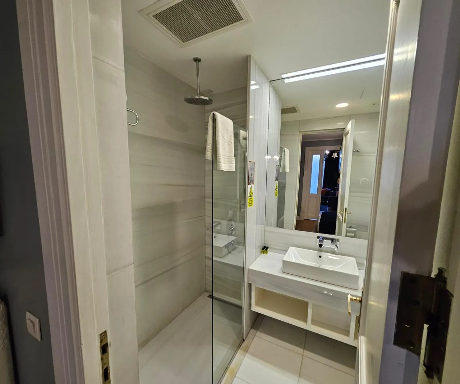 Shower in Lina Hotel Taksim Pera
