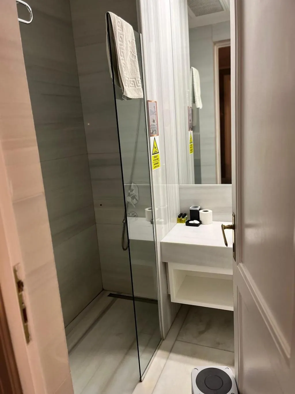 Shower in Lina Hotel Taksim Pera