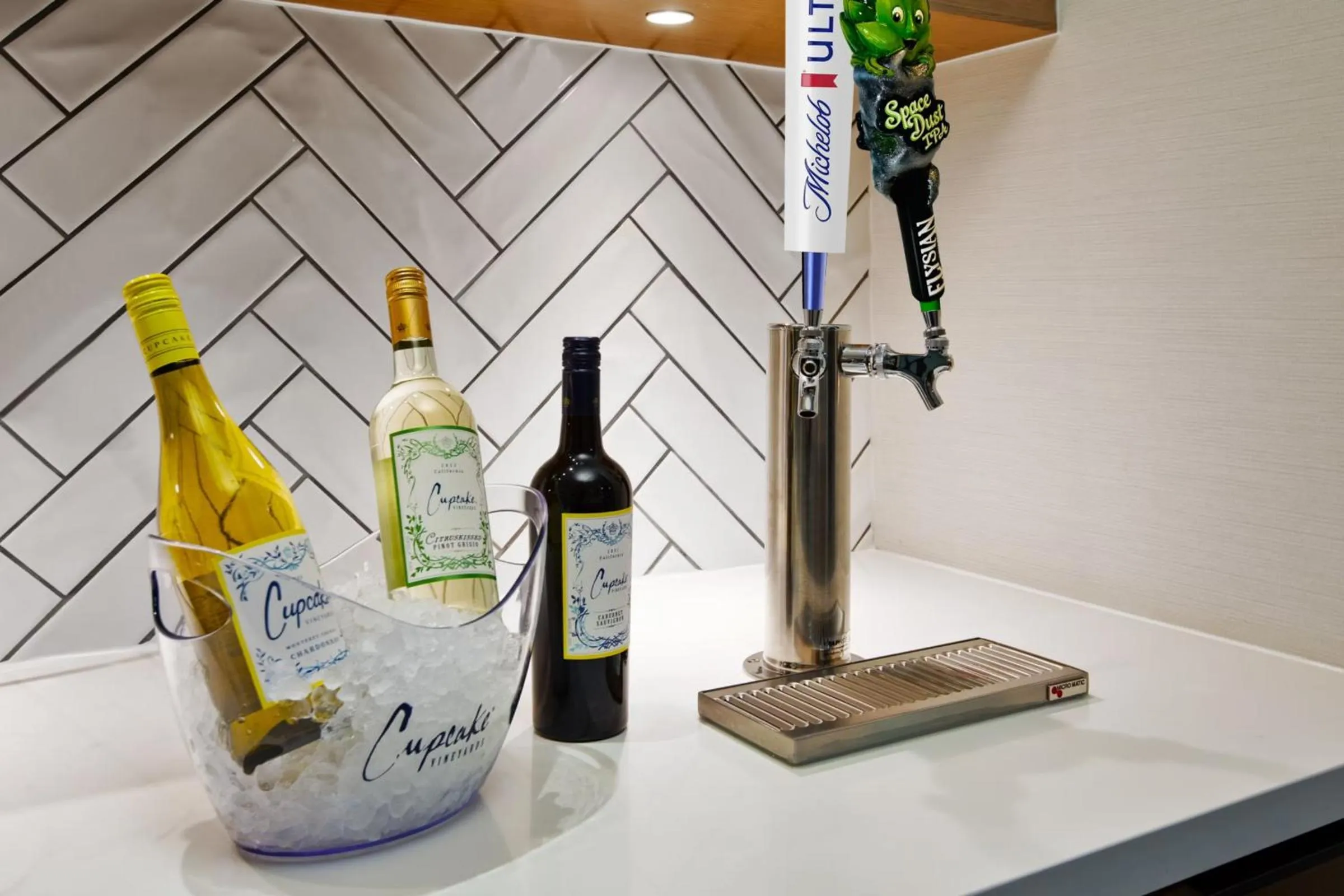 Alcoholic drinks in Staybridge Suites Omaha 80th and Dodge by IHG