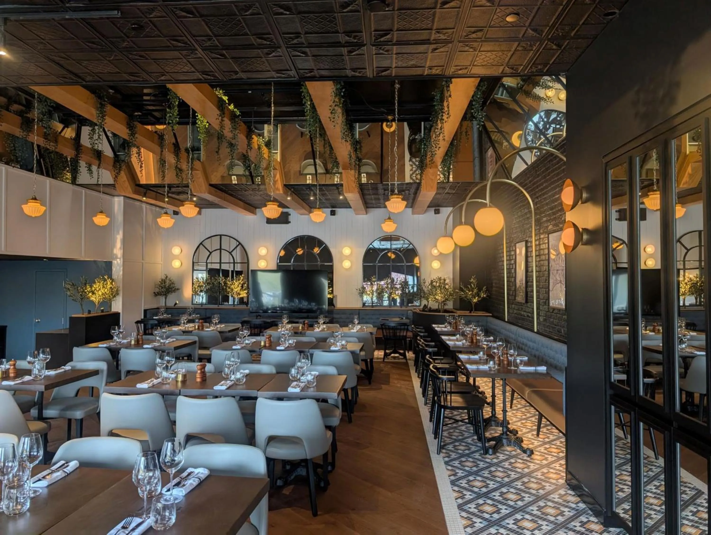 Restaurant/places to eat in Holiday Inn Laval Montreal by IHG