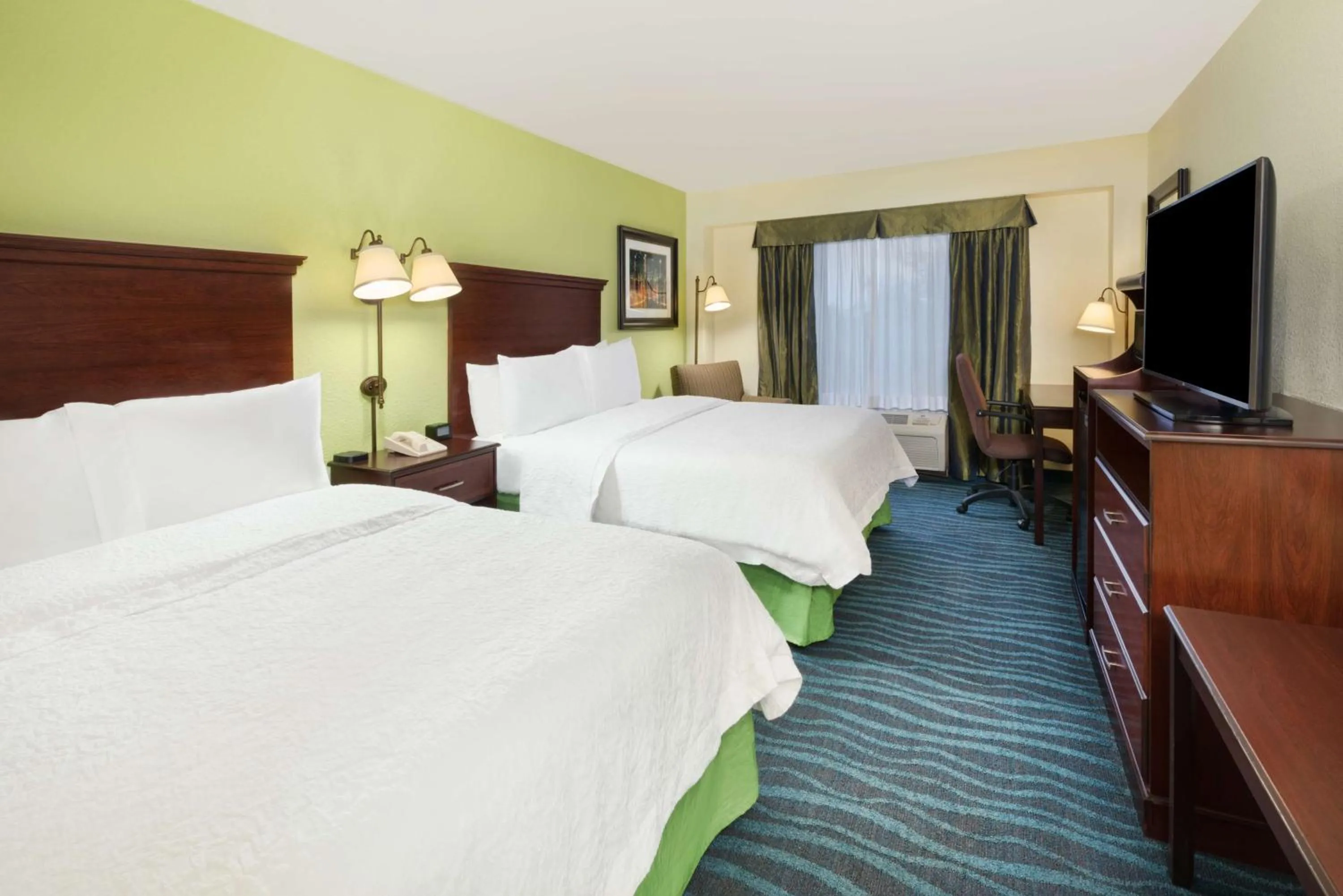 Bedroom, Bed in Hampton Inn Atlanta Perimeter Center