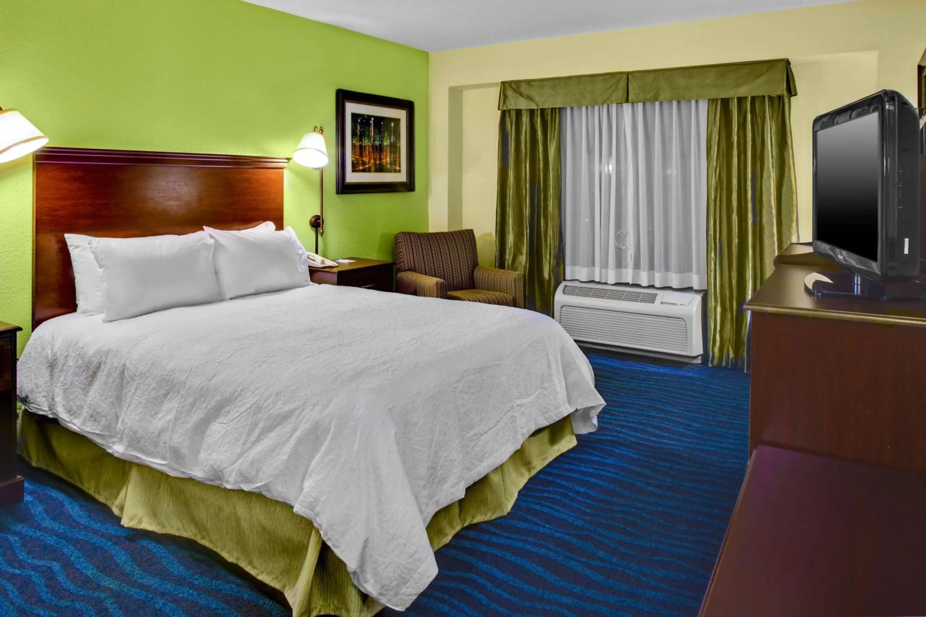 Bedroom, Bed in Hampton Inn Atlanta Perimeter Center