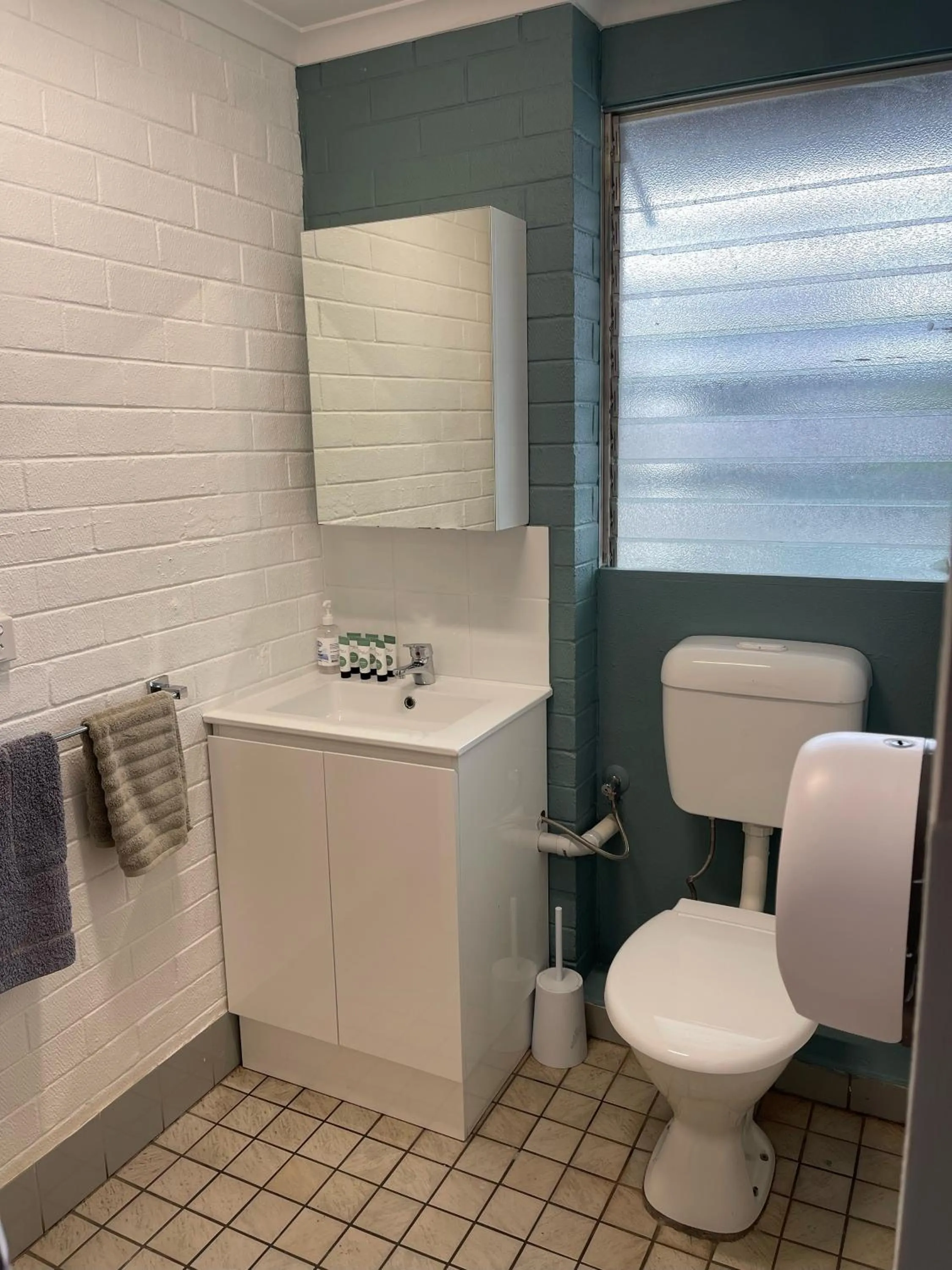 Bathroom in Youth Shack Backpackers Darwin