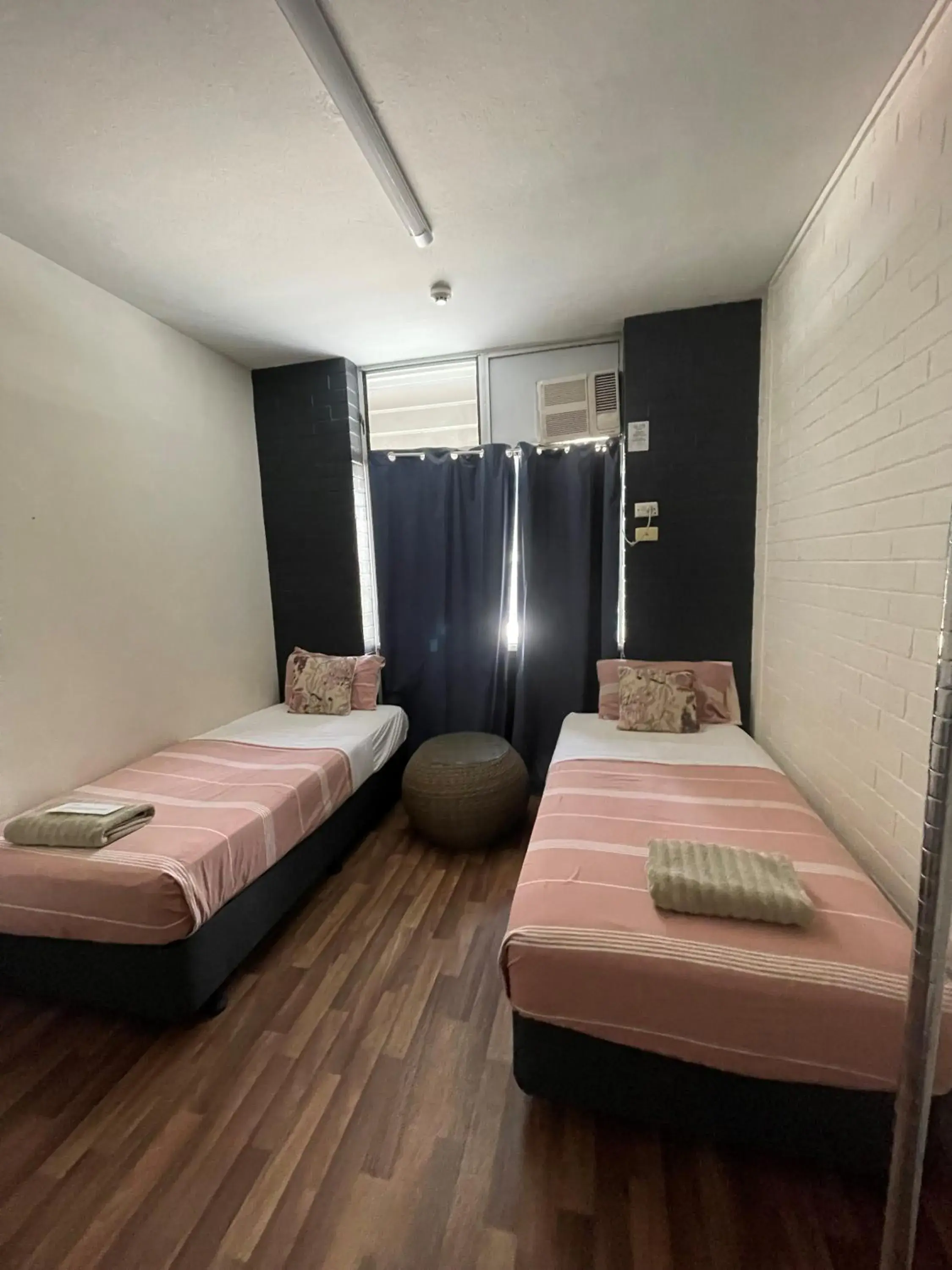 Budget Twin Room in Youth Shack Backpackers Darwin Budget Twin Room in Youth Shack Backpackers Darwin