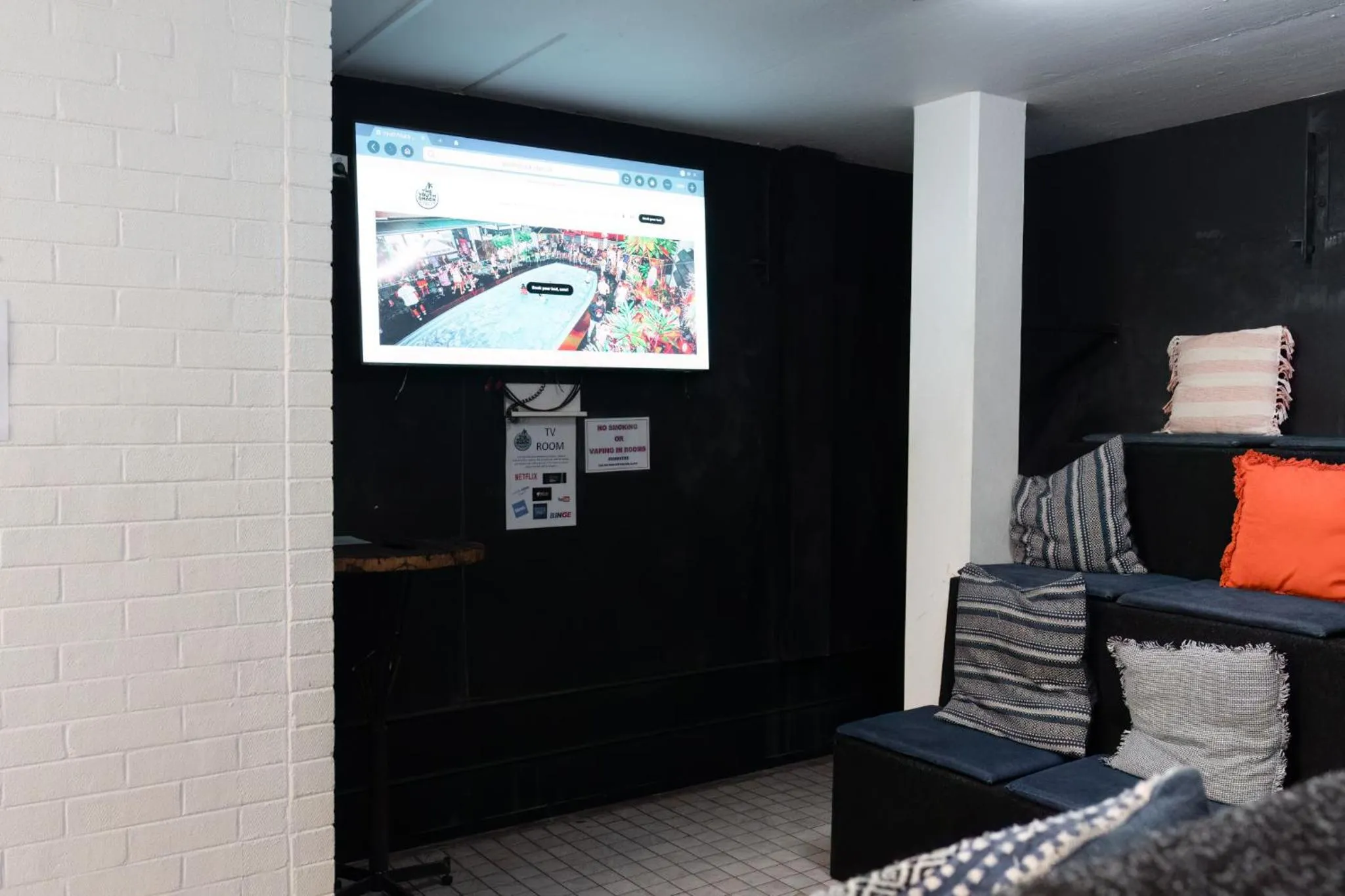 Communal lounge/ TV room in Youth Shack Backpackers Darwin