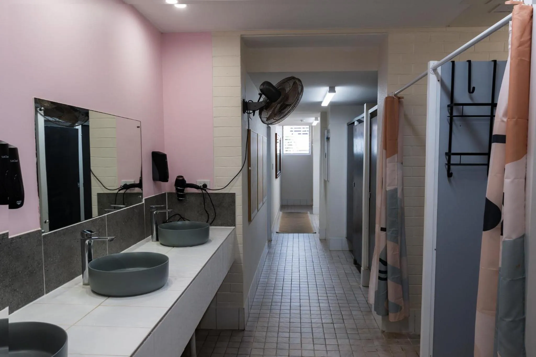 Shower in Youth Shack Backpackers Darwin