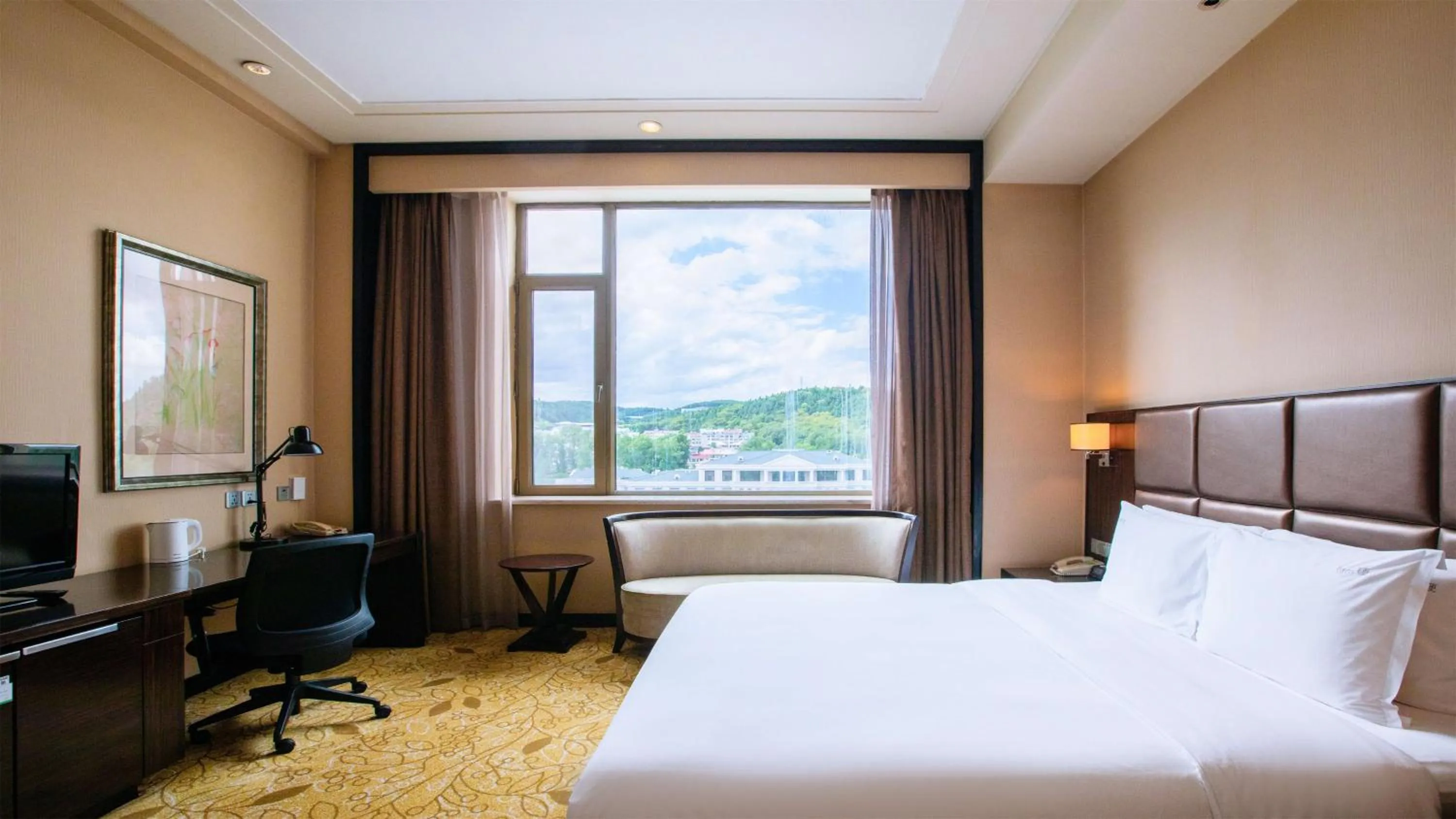 Photo of the whole room, Bed in Holiday Inn Mudanjiang by IHG