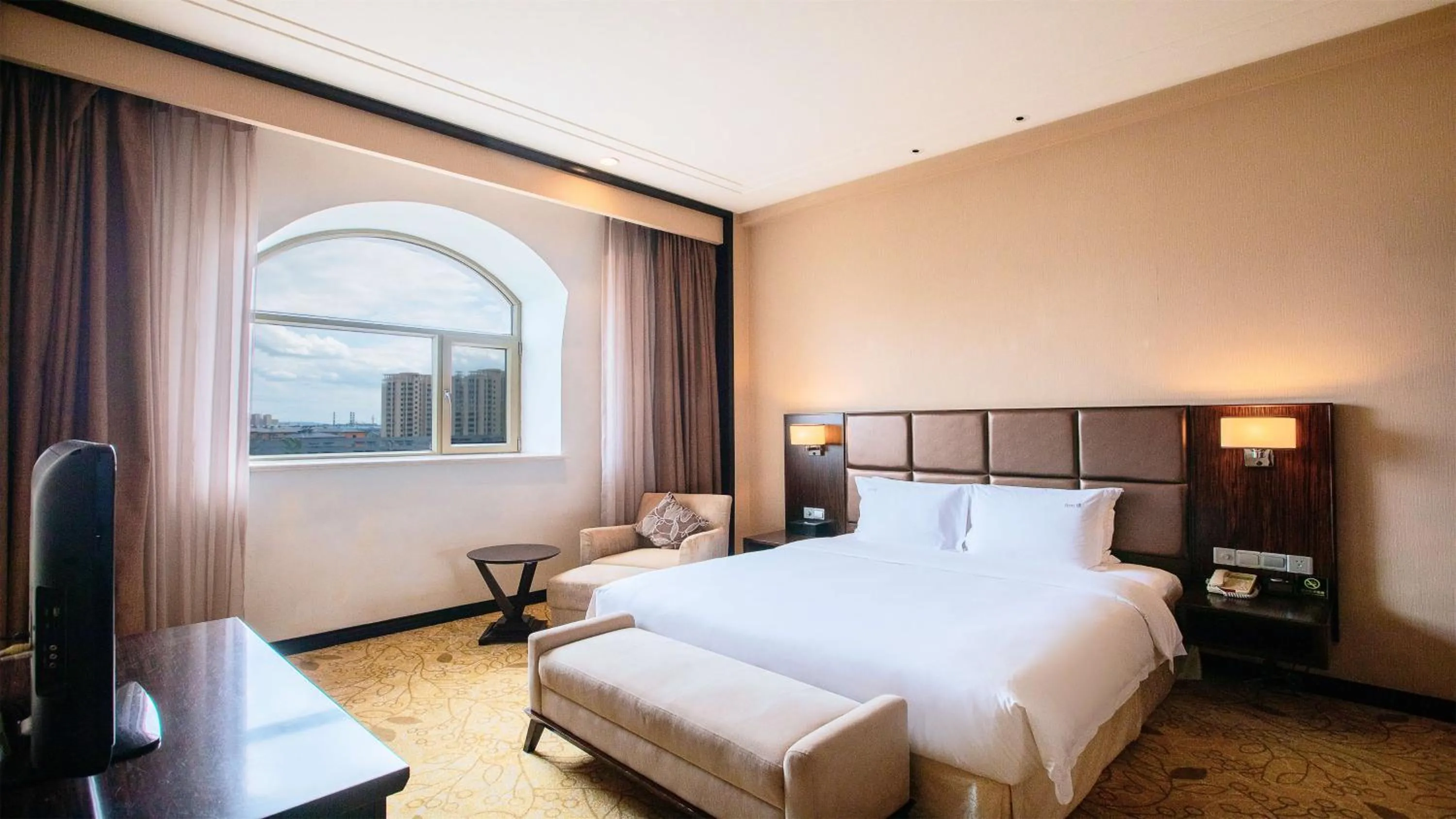 Photo of the whole room, Bed in Holiday Inn Mudanjiang by IHG