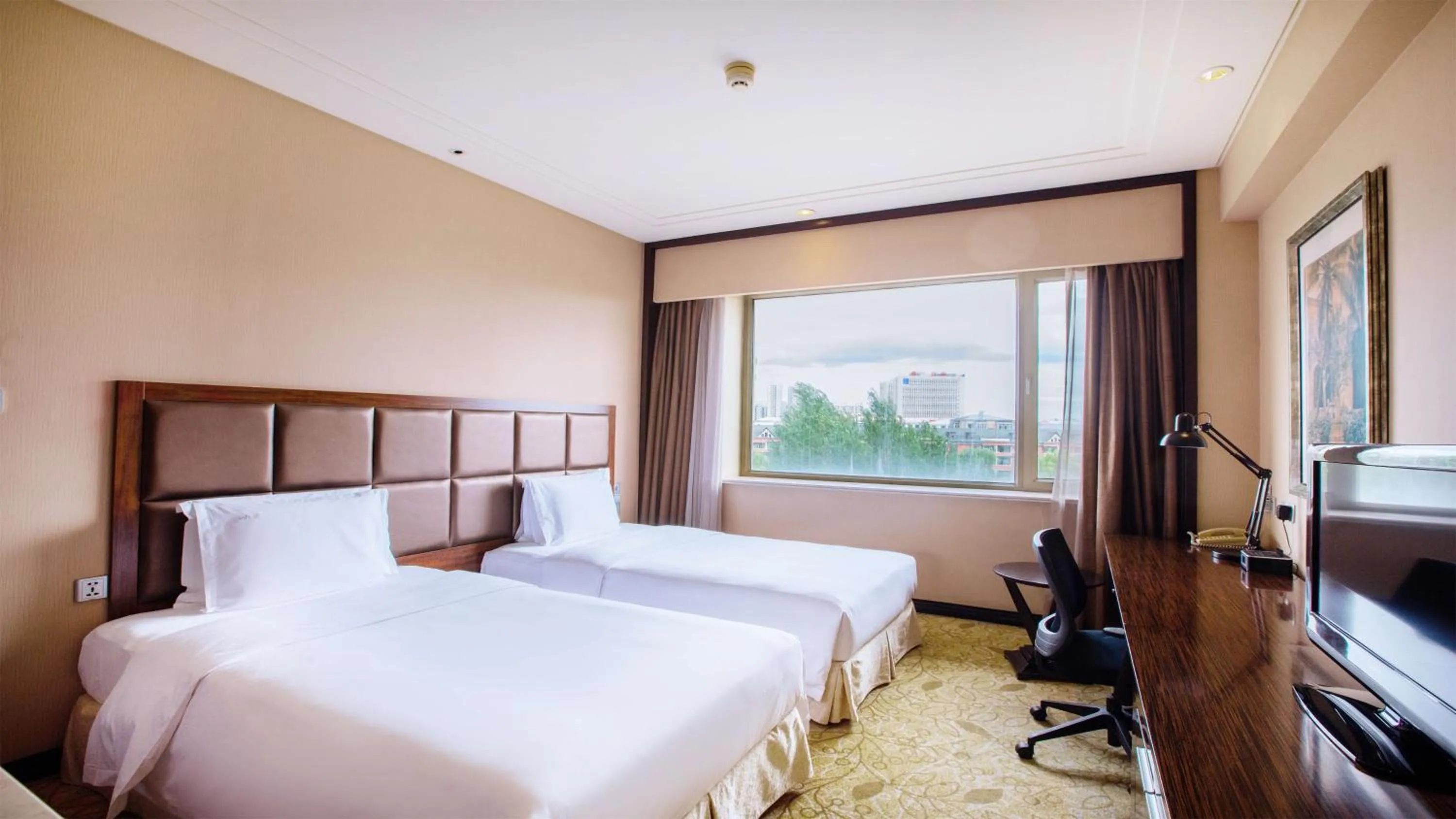 Photo of the whole room, Bed in Holiday Inn Mudanjiang by IHG