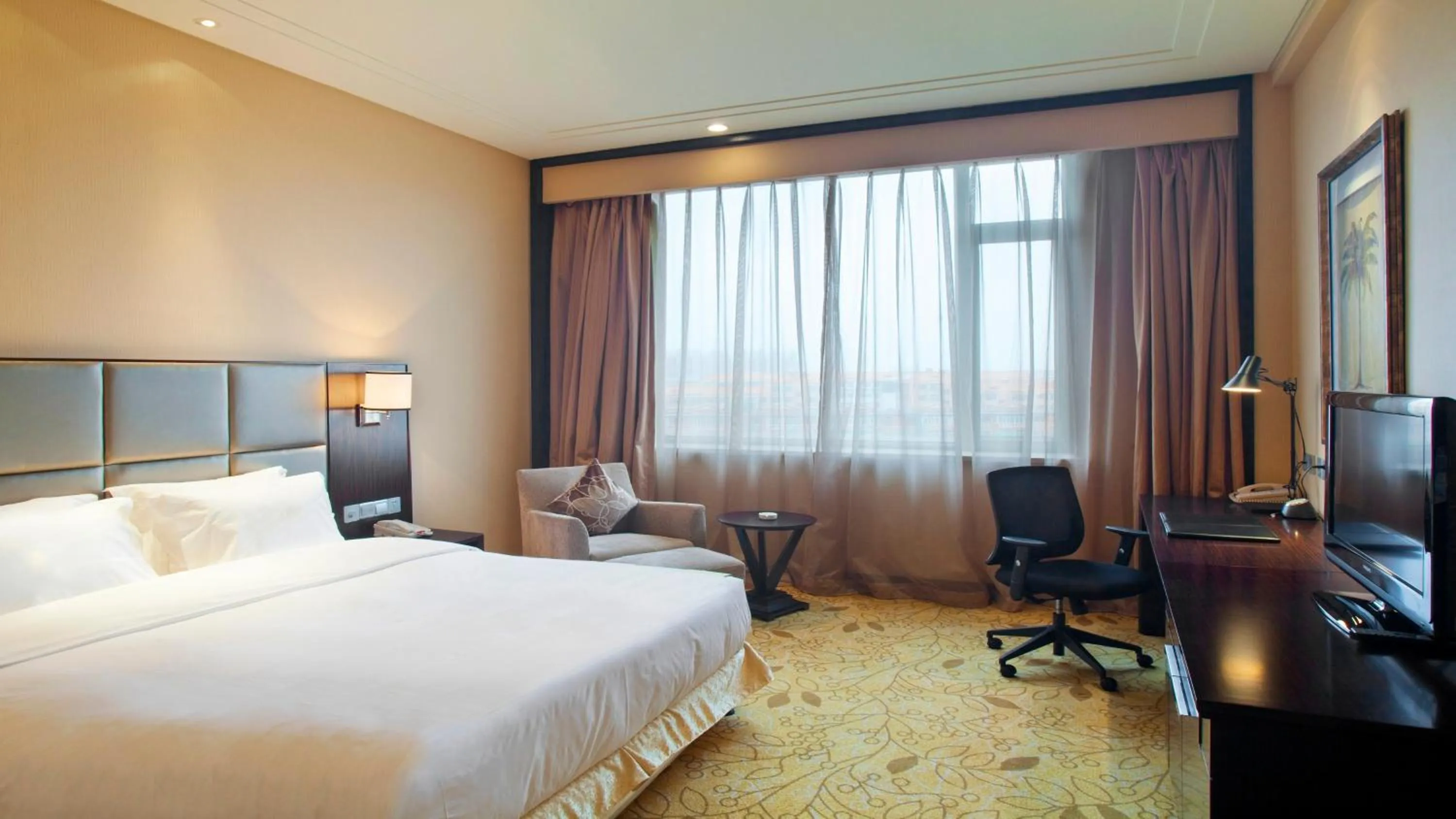 Photo of the whole room, Bed in Holiday Inn Mudanjiang by IHG