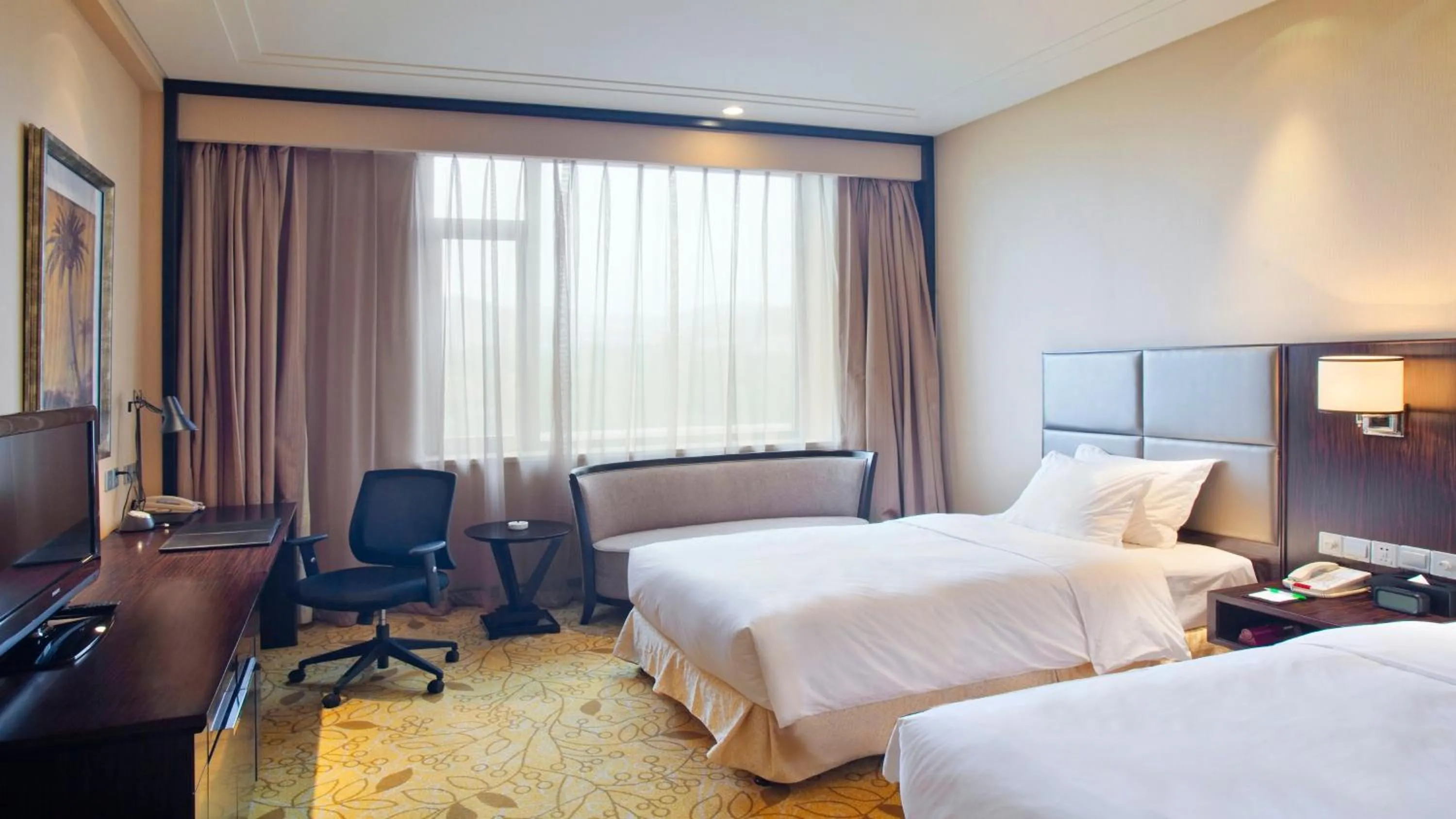 Photo of the whole room, Bed in Holiday Inn Mudanjiang by IHG