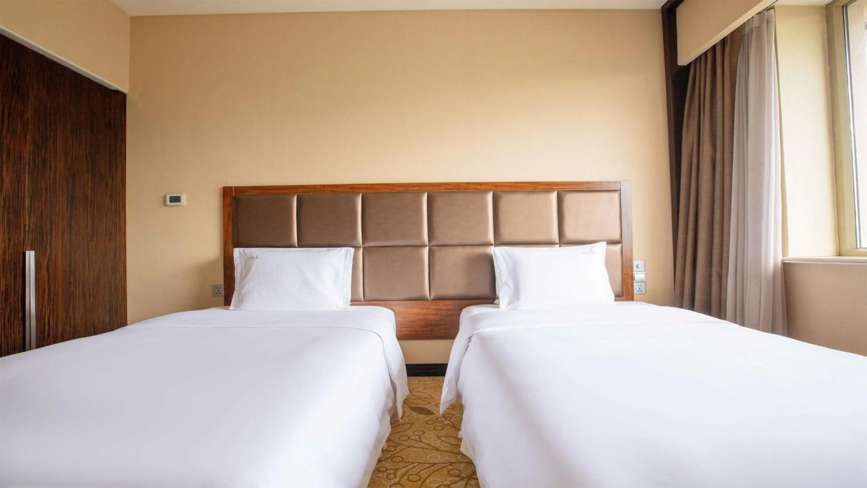 Photo of the whole room, Bed in Holiday Inn Mudanjiang by IHG