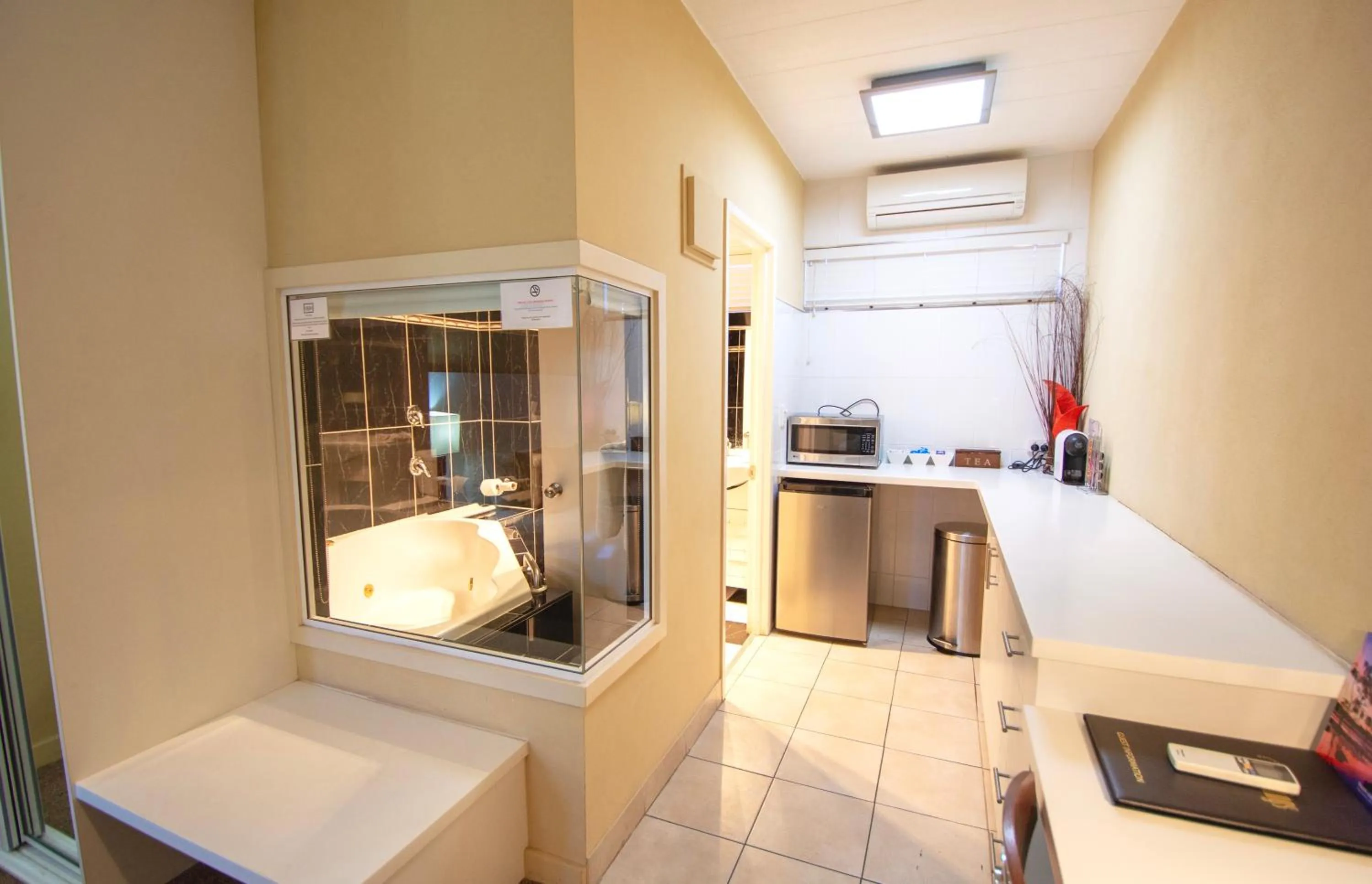 Bed in Elkira Court Motel