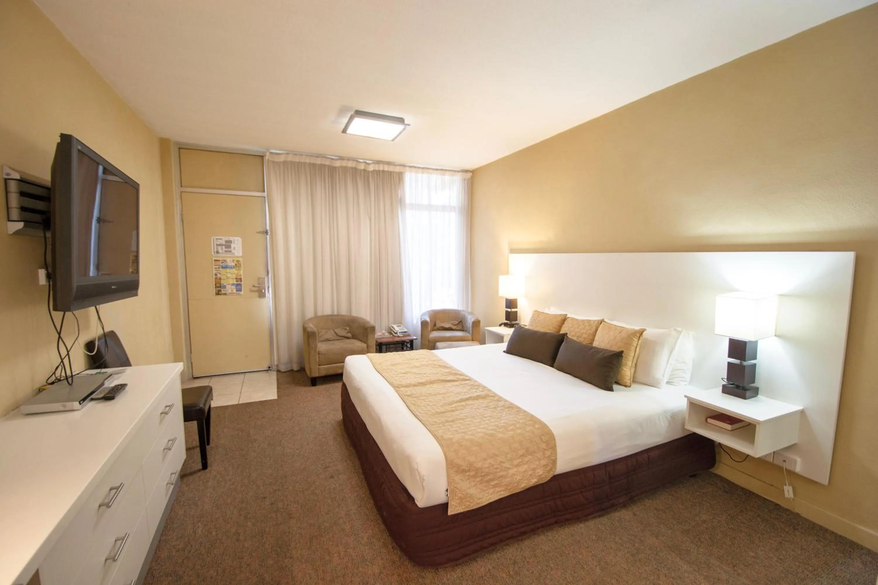 Bed in Elkira Court Motel