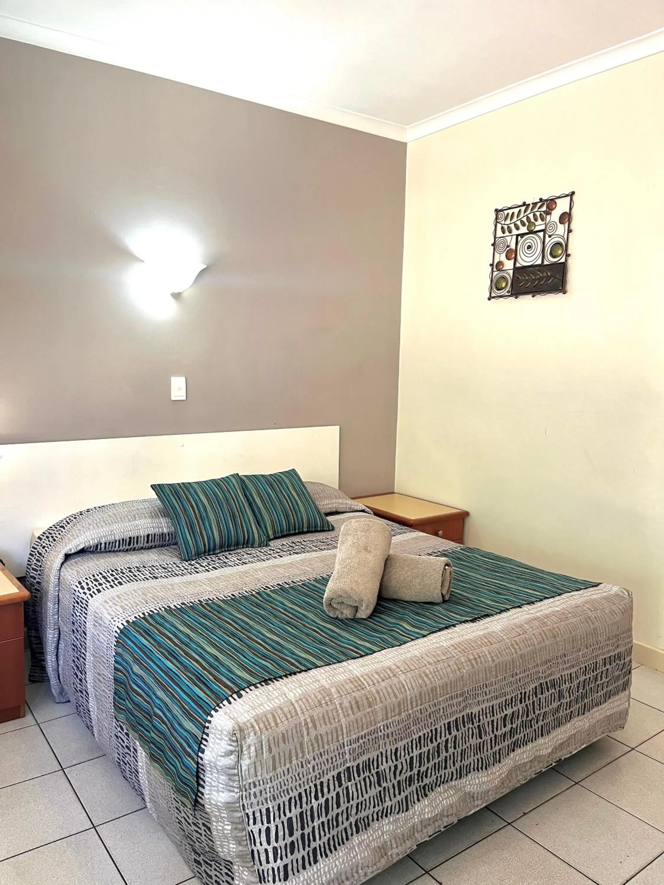 Bed in Elkira Court Motel