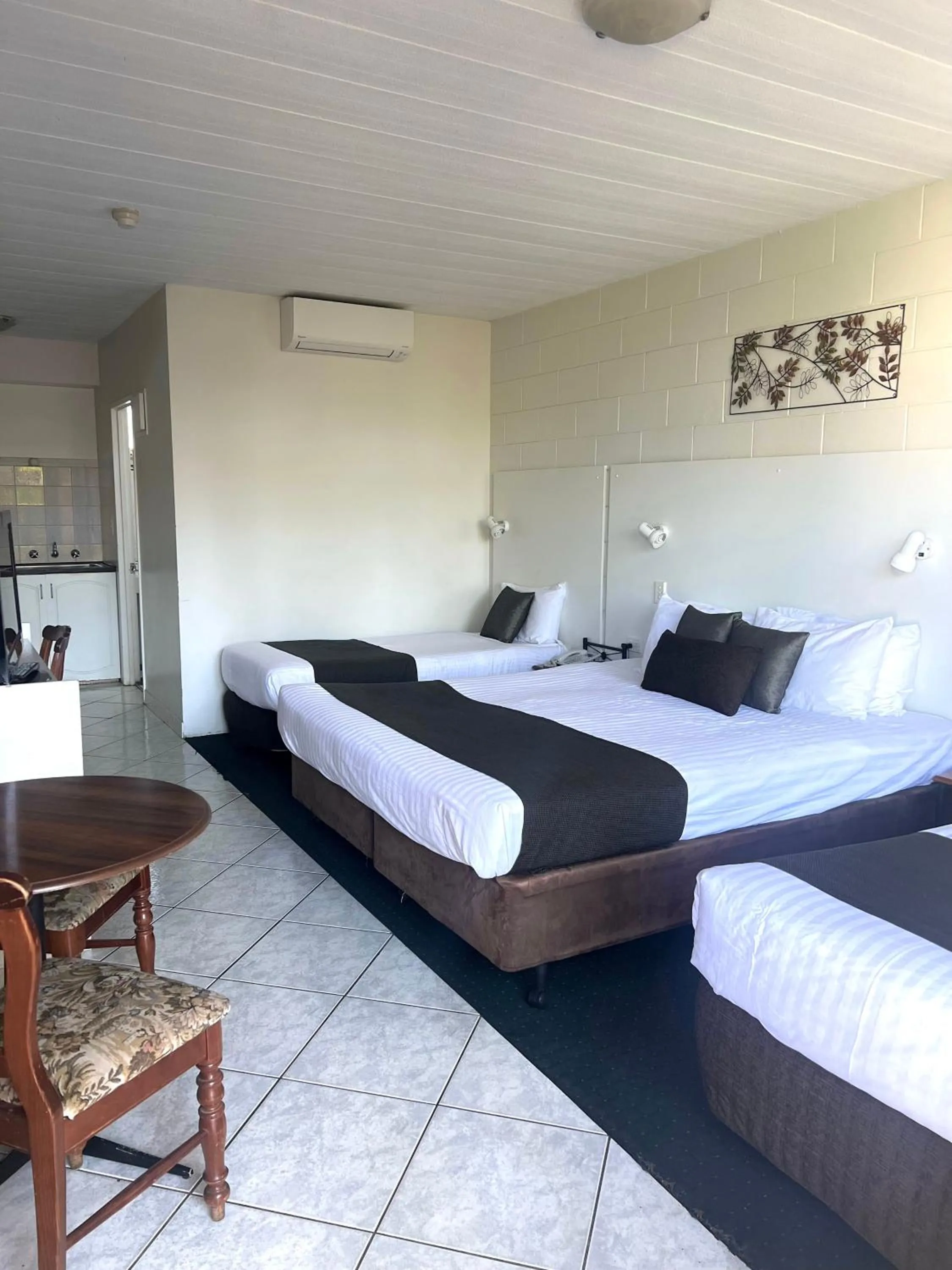 Bed in Elkira Court Motel