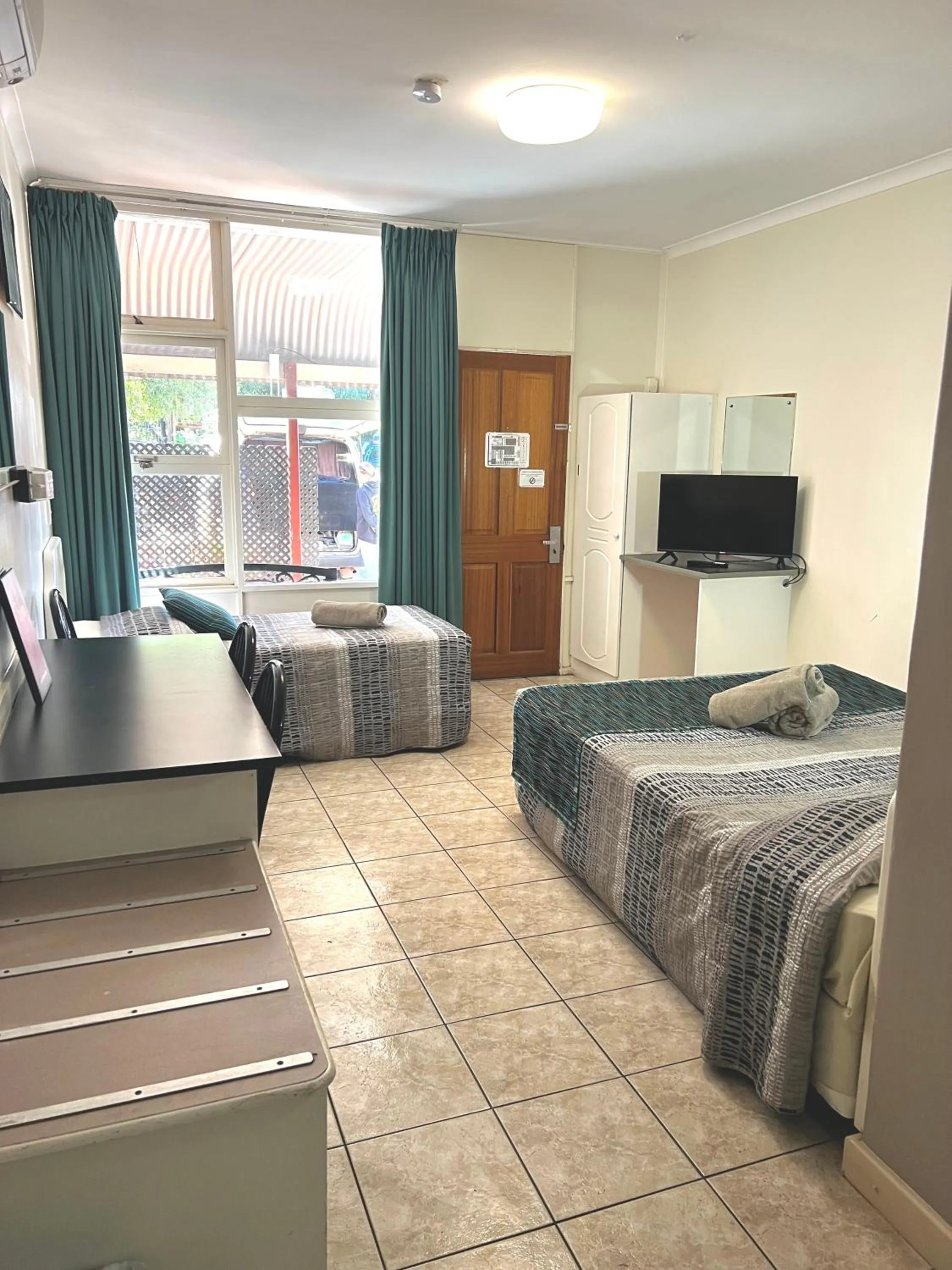 Bed in Elkira Court Motel