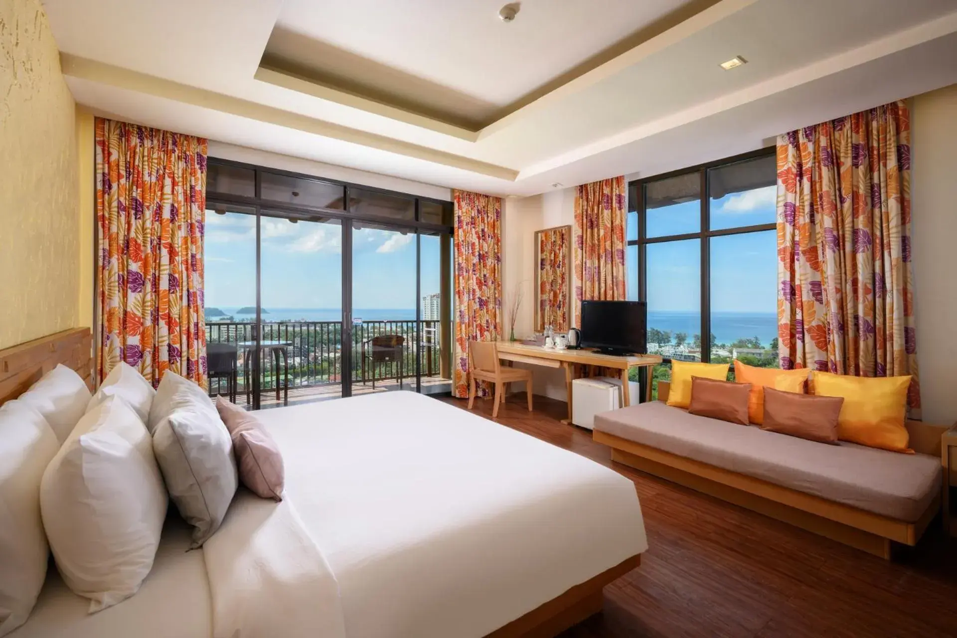 Superior Double or Twin Room with Sea View in Karon Phunaka Resort Superior Double or Twin Room with Sea View in Karon Phunaka Resort
