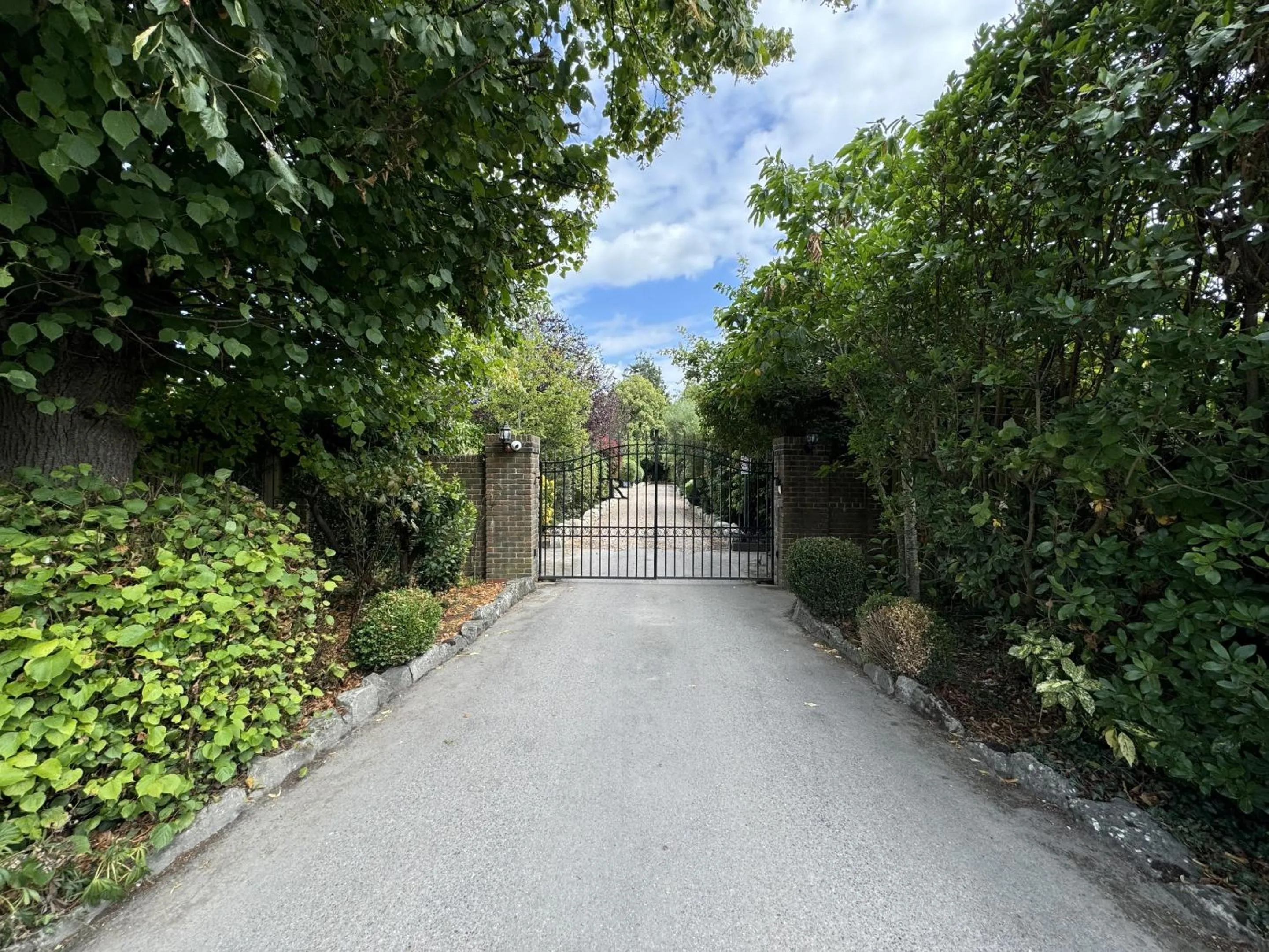 Facade/entrance in Hookwood Lodge London Gatwick