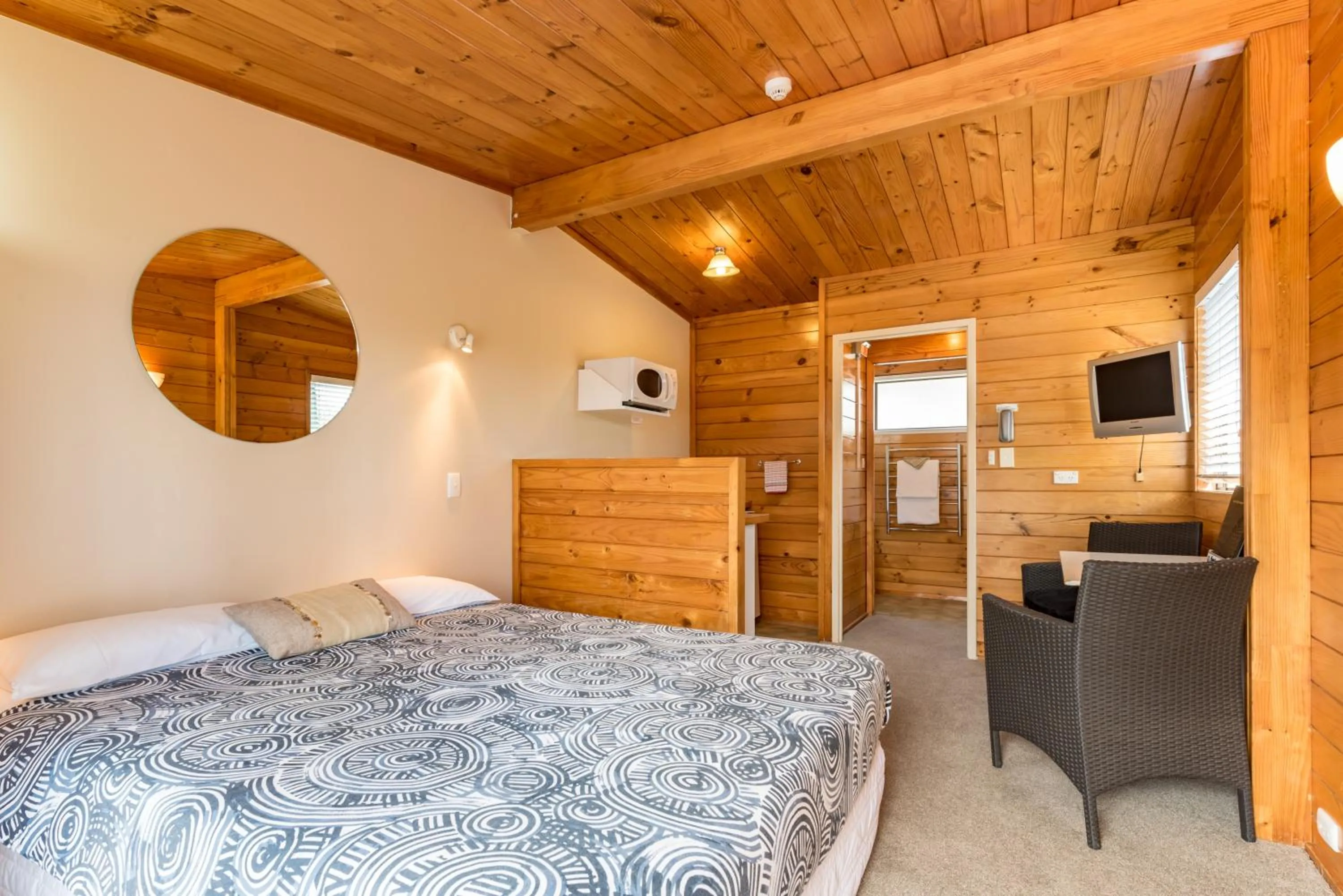 Living room, Bed in Outrigger Motel