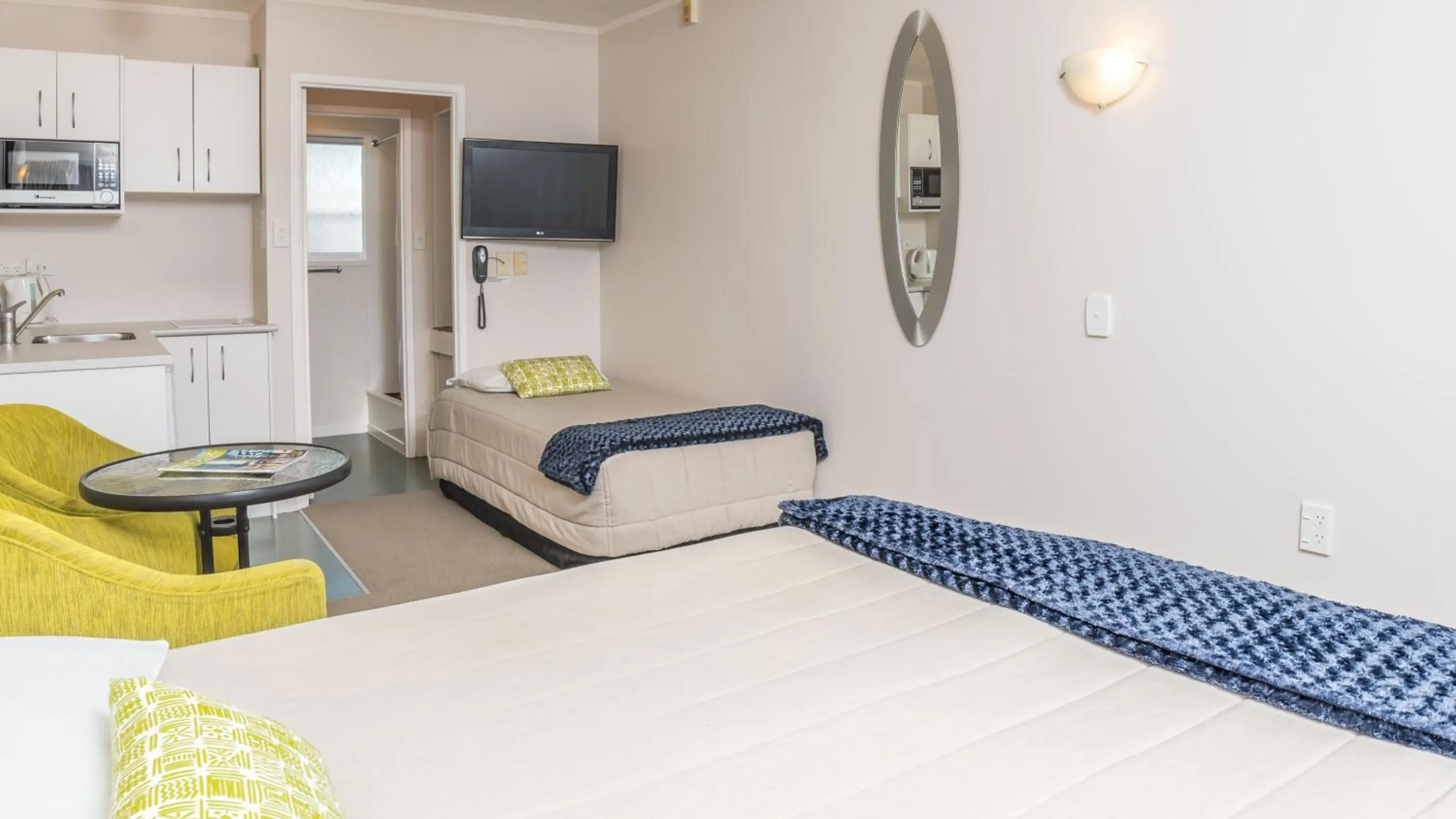 Bedroom, Bed in Outrigger Motel