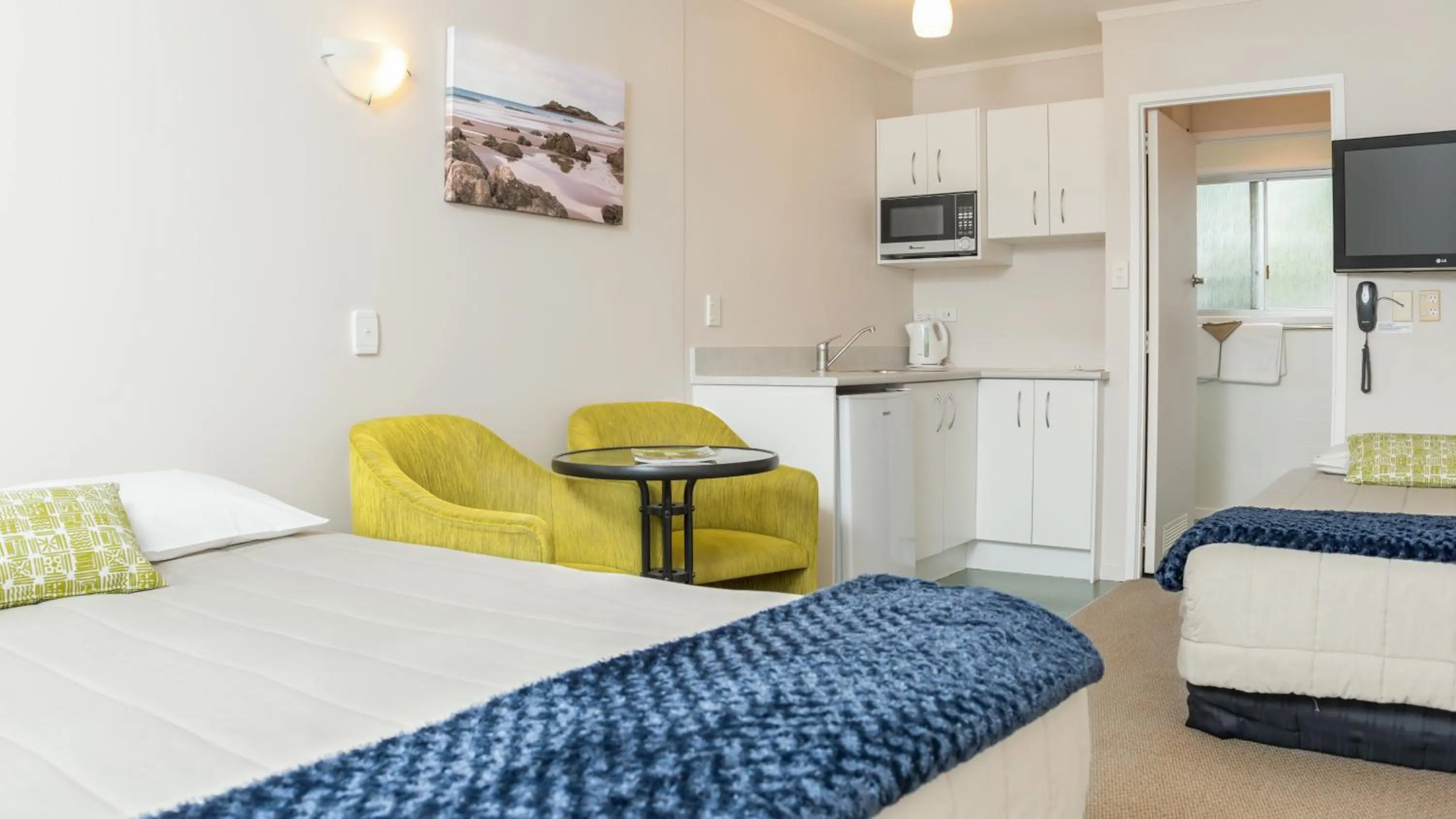 Bedroom, Bed in Outrigger Motel